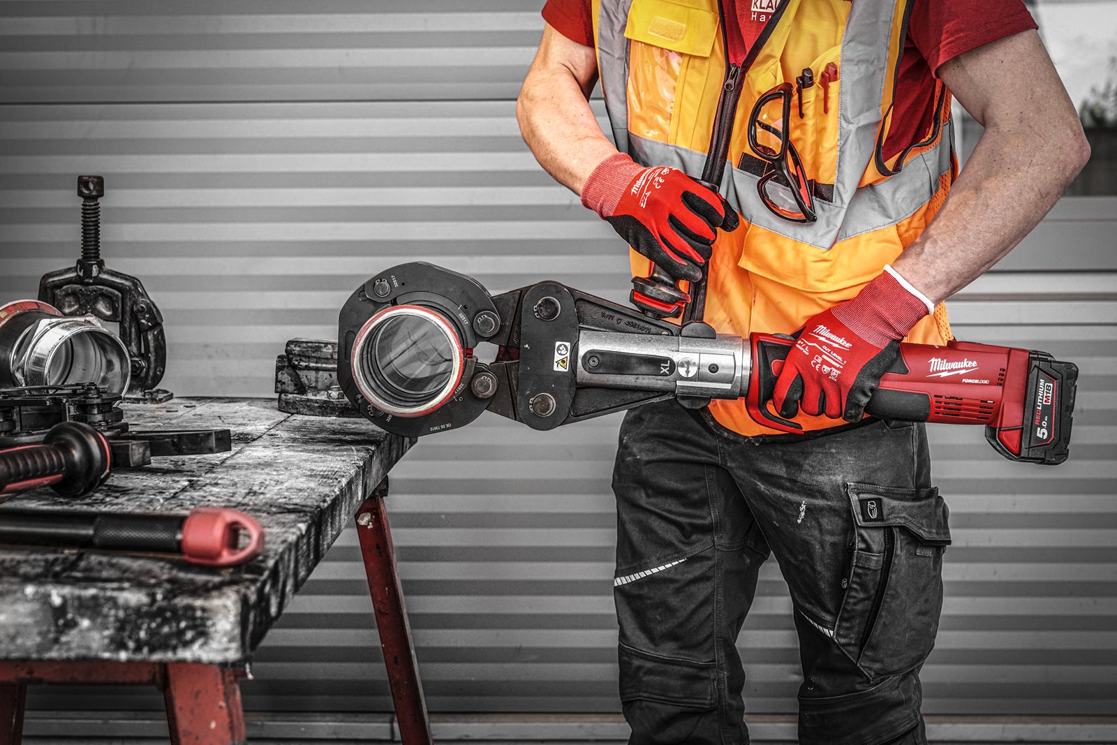Presă XL M18 FORCE LOGIC cu motor fără perii Milwaukee M18 BLHPTXL-0C - in utilizare 6