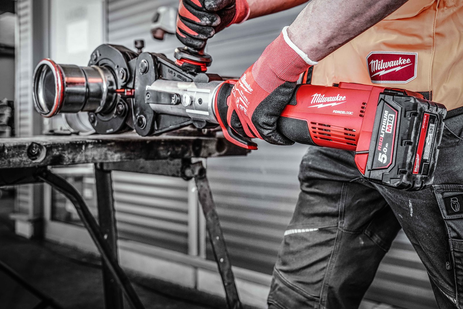 Presă XL M18 FORCE LOGIC cu motor fără perii Milwaukee M18 BLHPTXL-0C - in utilizare 8