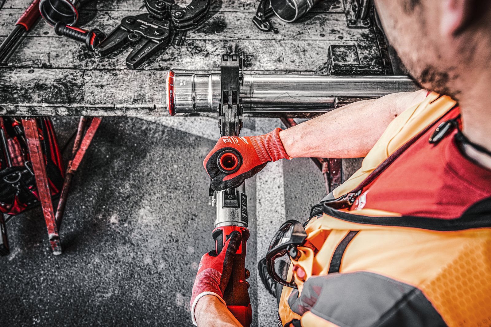 Presă XL M18 FORCE LOGIC cu motor fără perii Milwaukee M18 BLHPTXL-0C - in utilizare 9