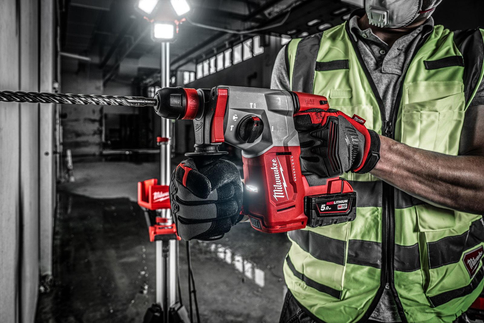 Ciocan rotopercutor SDS-Plus 26 mm fără perii cu 4 funcții și mandrină FIXTEC M18 Milwaukee M18 BLHX-0X 4933478891 - in utilizare 9