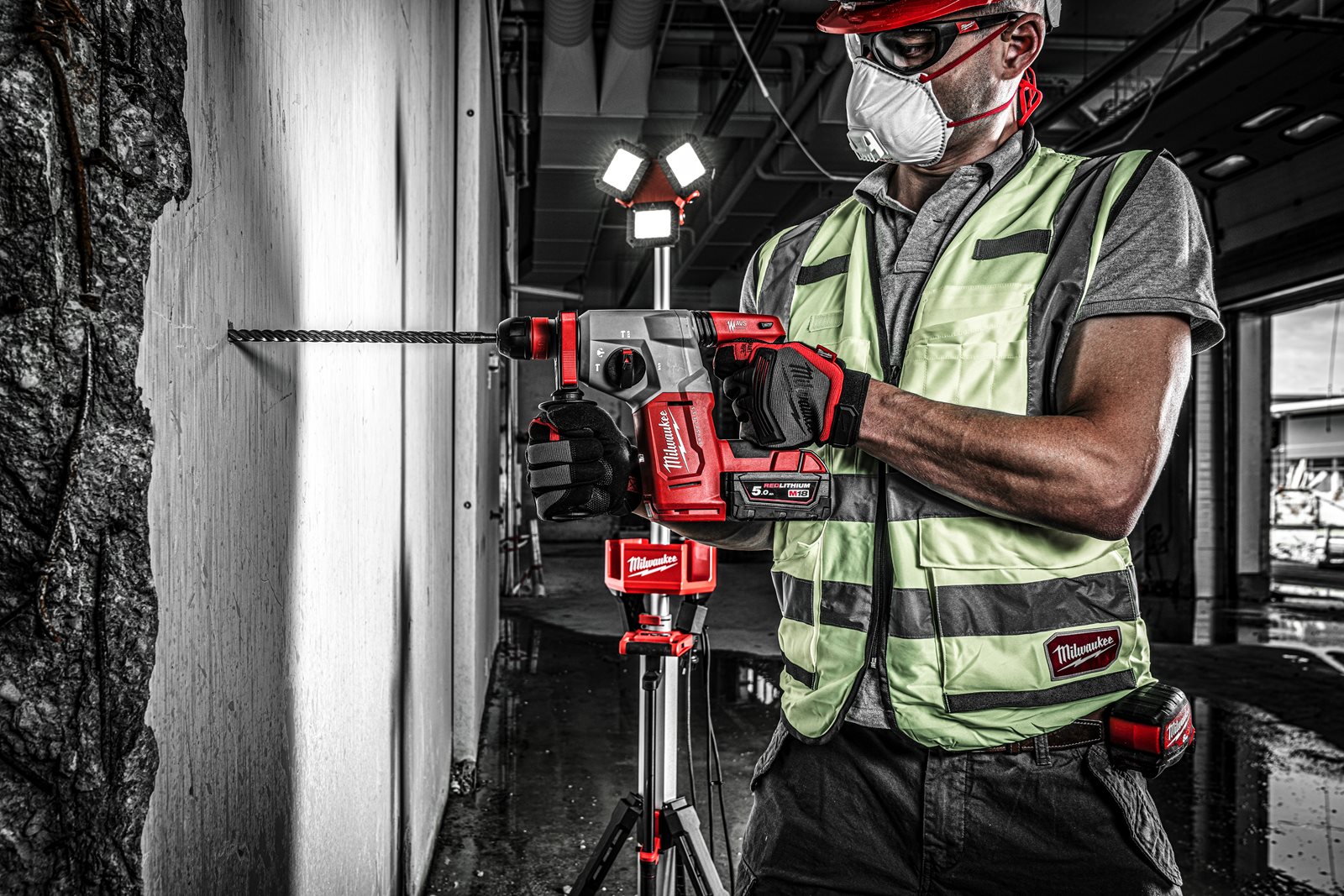 Ciocan rotopercutor SDS-Plus 26 mm fără perii cu 4 funcții și mandrină FIXTEC M18 Milwaukee M18 BLHX-0X 4933478891 - in utilizare 2