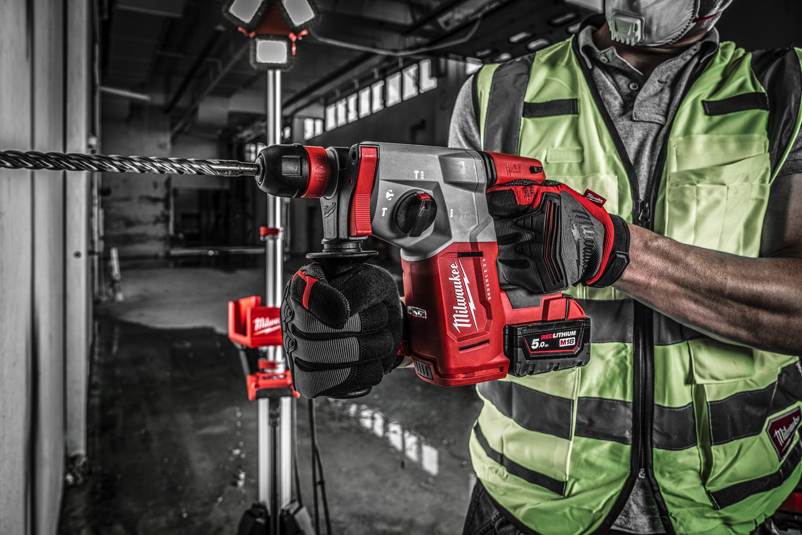 Ciocan rotopercutor SDS-Plus 26 mm fără perii cu 4 funcții și mandrină FIXTEC M18 Milwaukee M18 BLHX-0X 4933478891 - in utilizare 3