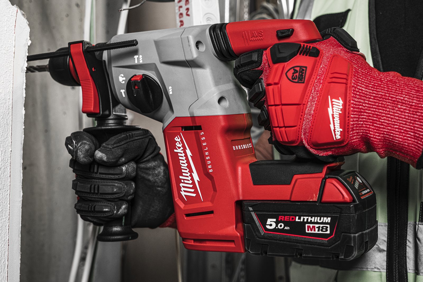 Ciocan rotopercutor SDS-Plus 26 mm fără perii cu 4 funcții și mandrină FIXTEC M18 Milwaukee M18 BLHX-0X 4933478891 - in utilizare 4