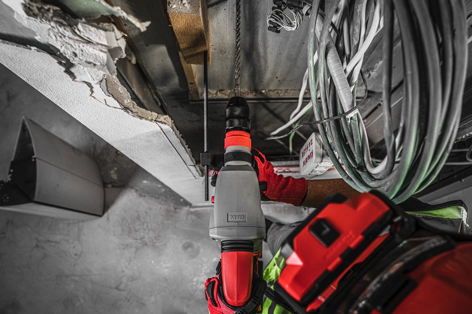 Ciocan rotopercutor SDS-Plus 26 mm fără perii cu 4 funcții și mandrină FIXTEC M18 Milwaukee M18 BLHX-0X 4933478891 - in utilizare 5
