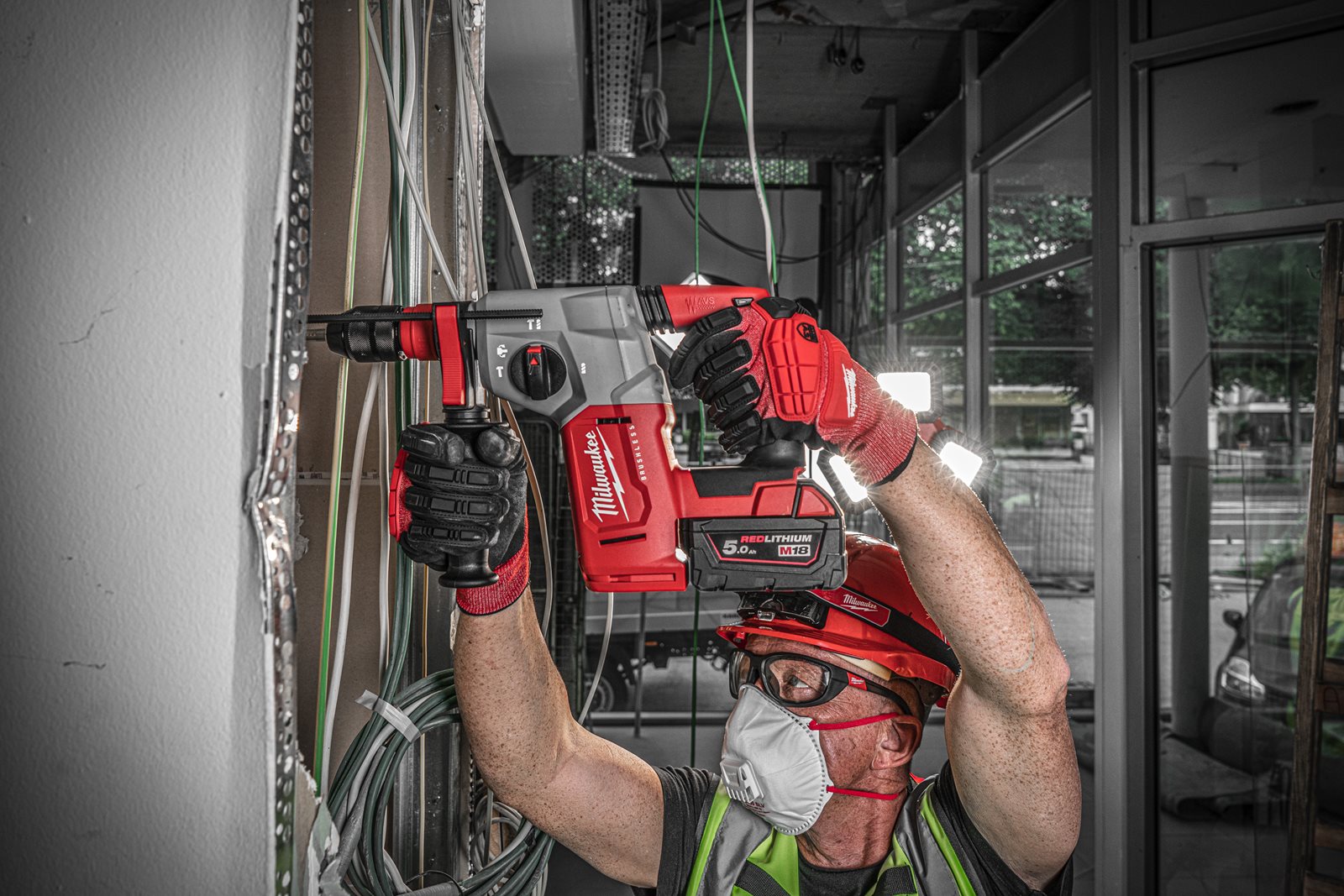 Ciocan rotopercutor SDS-Plus 26 mm fără perii cu 4 funcții și mandrină FIXTEC M18 Milwaukee M18 BLHX-0X 4933478891 - in utilizare 7