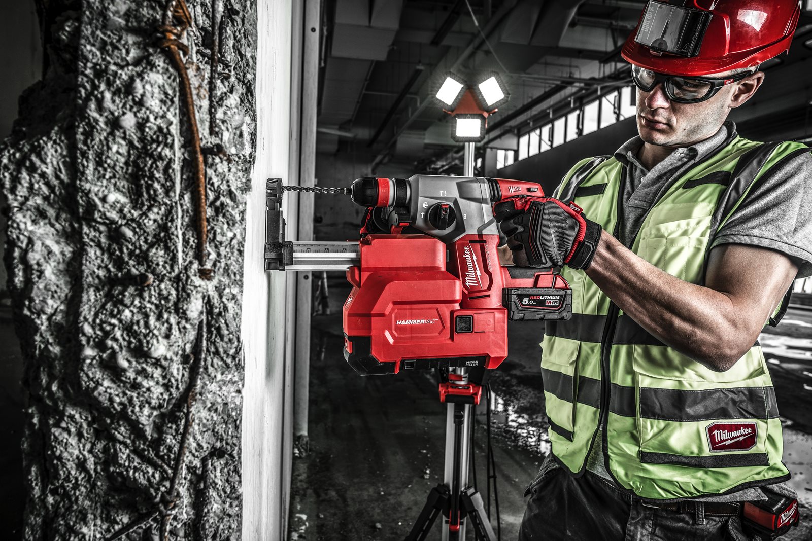 Ciocan rotopercutor SDS-Plus 26 mm fără perii cu 4 funcții și mandrină FIXTEC M18 Milwaukee M18 BLHX-0X 4933478891 - in utilizare 8
