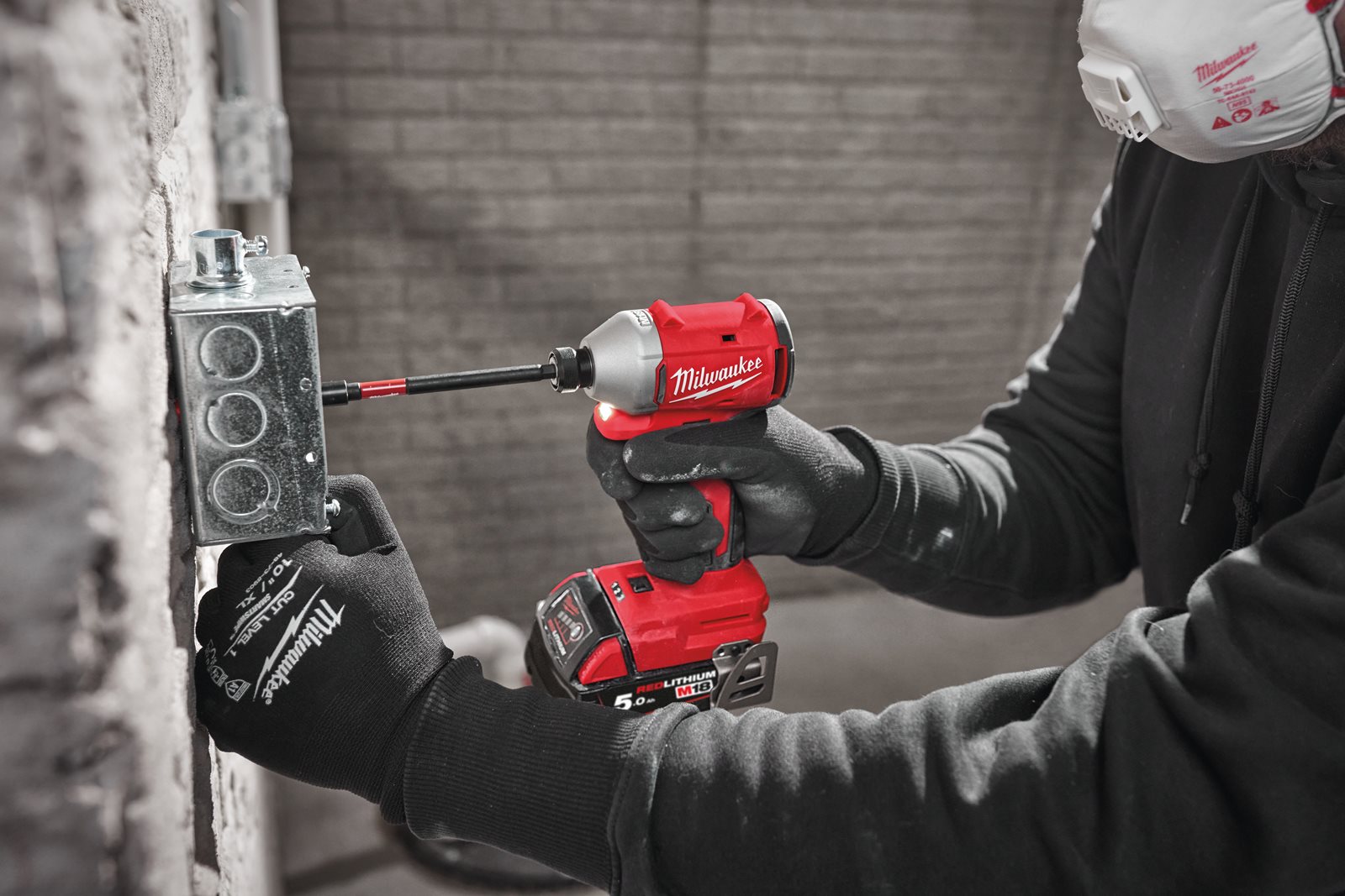 Mașină de înșurubat cu impact, cu motor fără perii 1/4" Hex M18 Milwaukee M18 BLIDR-0X - in utilizare 1