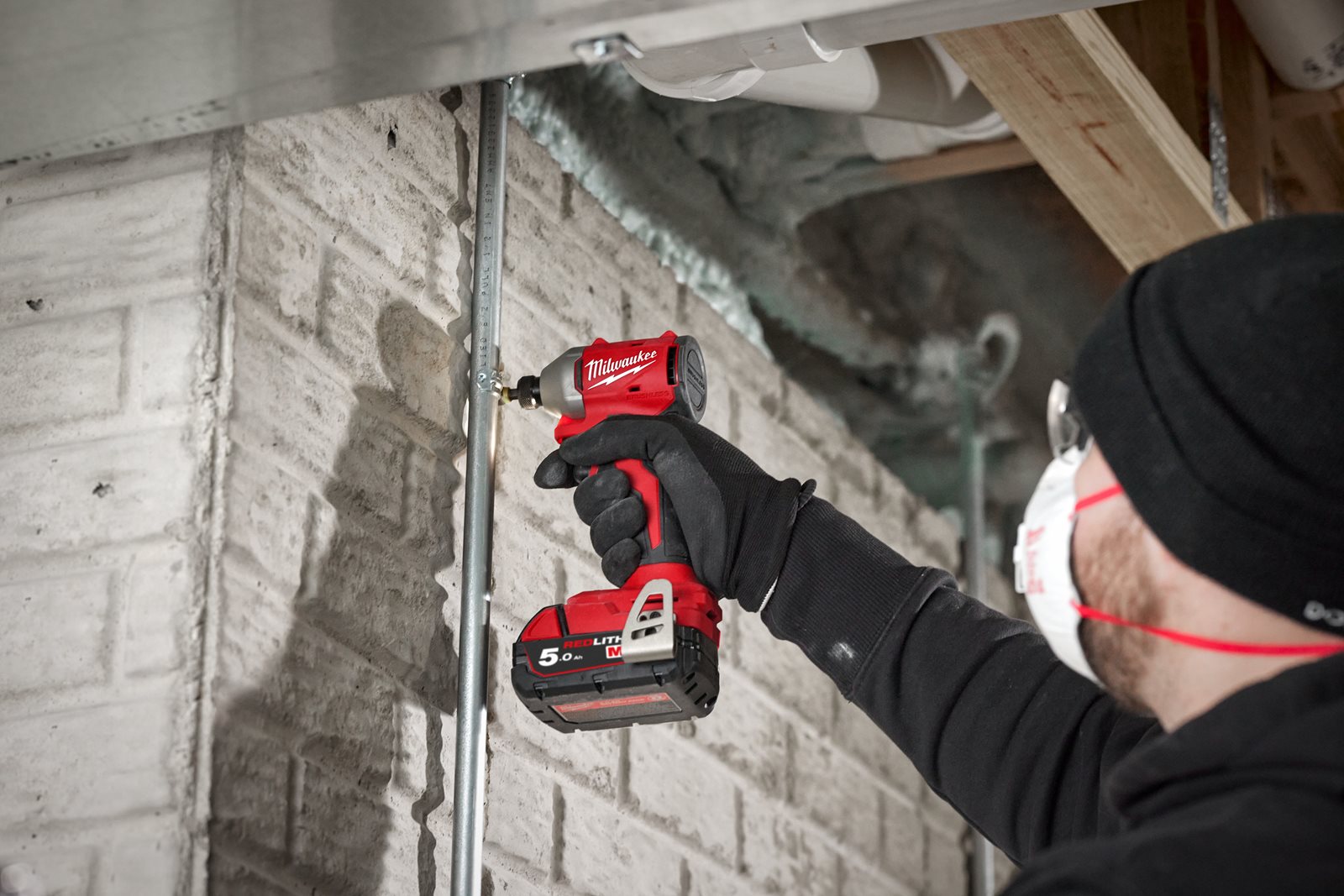Mașină de înșurubat cu impact, cu motor fără perii 1/4" Hex M18 Milwaukee M18 BLIDR-0X - in utilizare 2