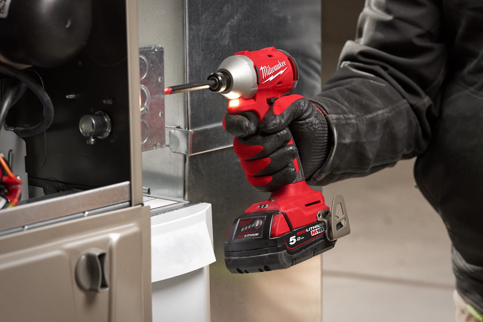 Mașină de înșurubat cu impact, cu motor fără perii 1/4" Hex M18 Milwaukee M18 BLIDR-0X - in utilizare 3