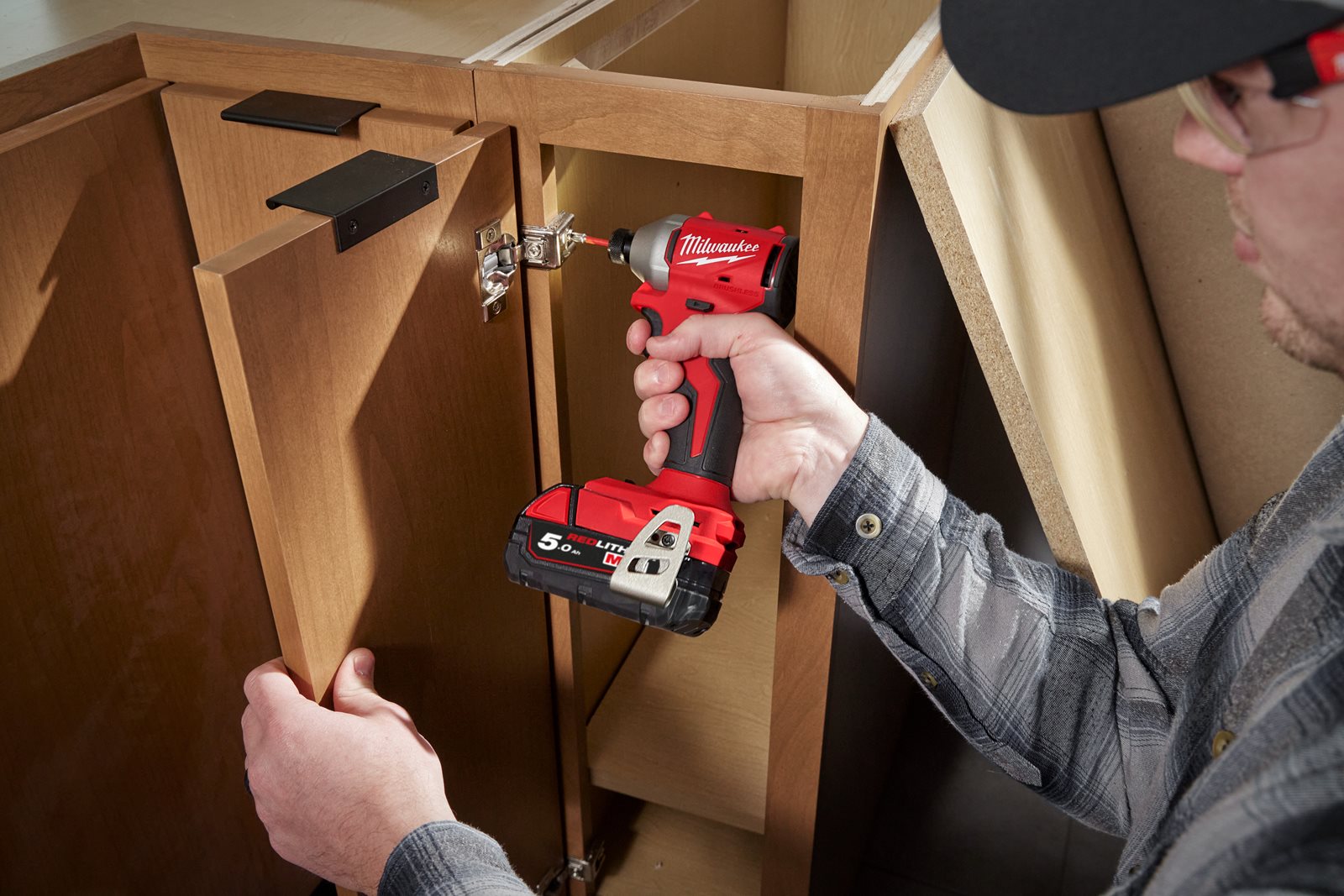Mașină de înșurubat cu impact, cu motor fără perii 1/4" Hex M18 Milwaukee M18 BLIDR-0X - in utilizare 4