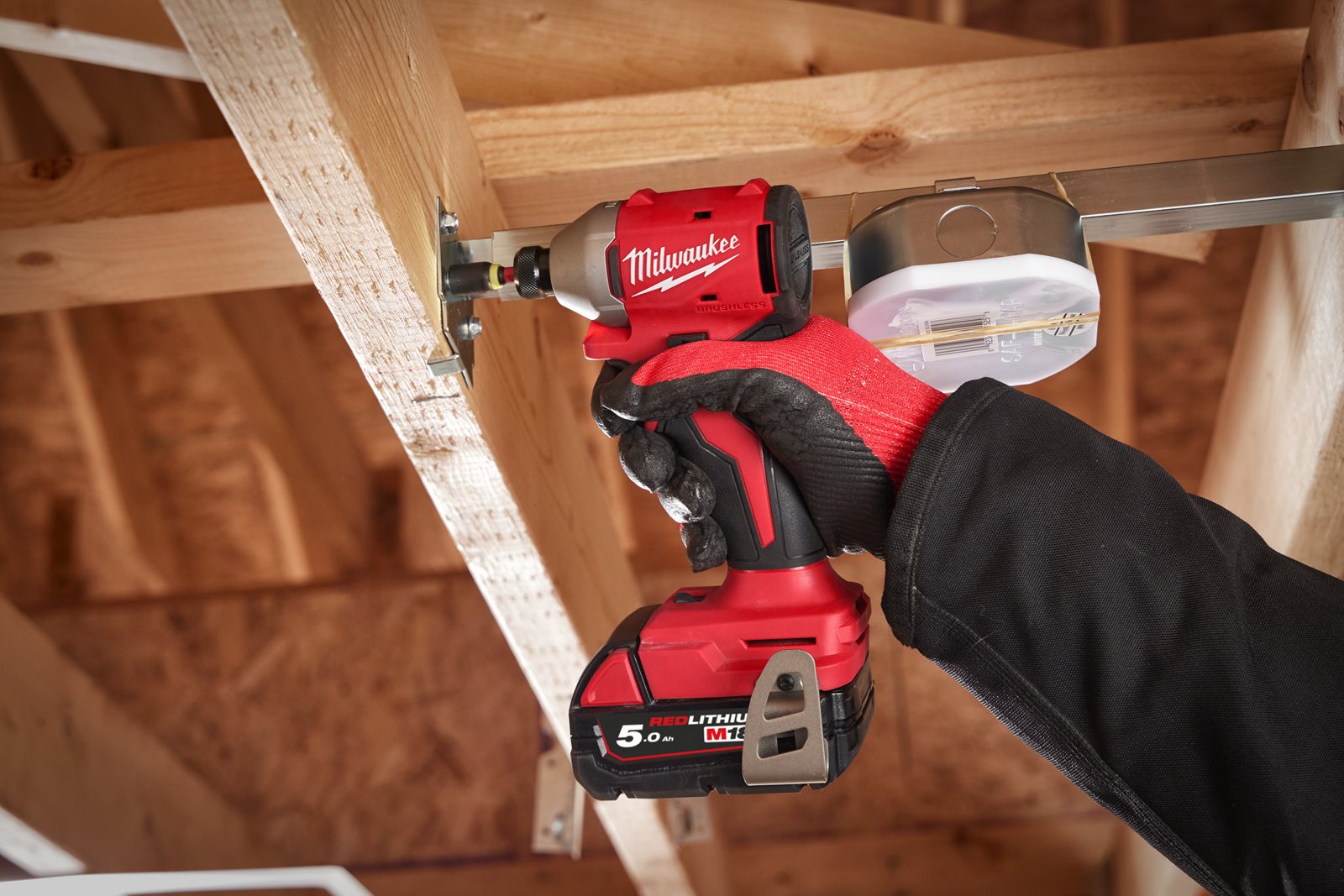 Mașină de înșurubat cu impact, cu motor fără perii 1/4" Hex M18 Milwaukee M18 BLIDR-0X - in utilizare 6