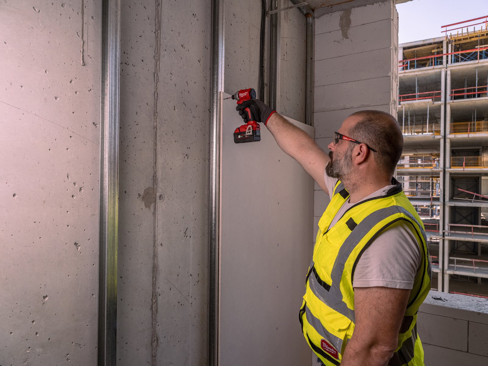 Mașină de înșurubat compactă cu impact, fără perii1/4" Hex M18 Milwaukee M18 BLIDRC-0 - in utilizare 1