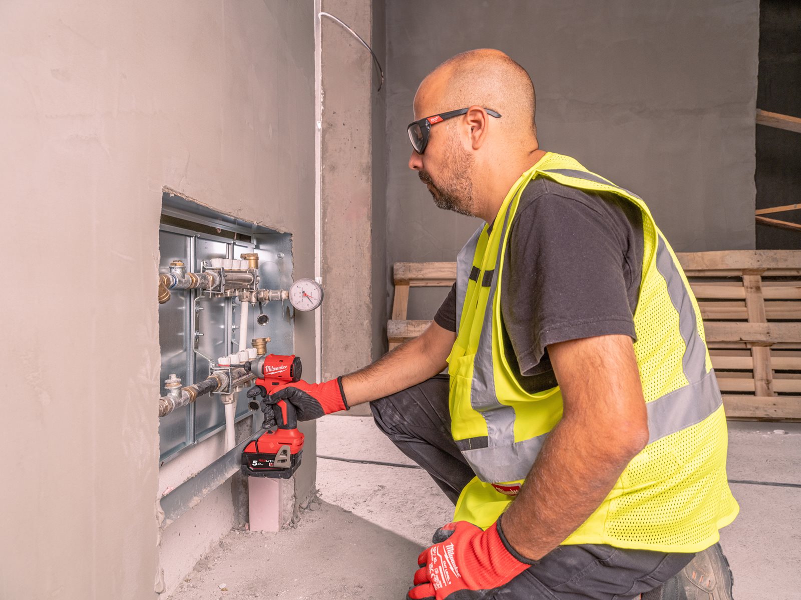 Mașină de înșurubat compactă cu impact, fără perii1/4" Hex M18 Milwaukee M18 BLIDRC-0 - in utilizare 2