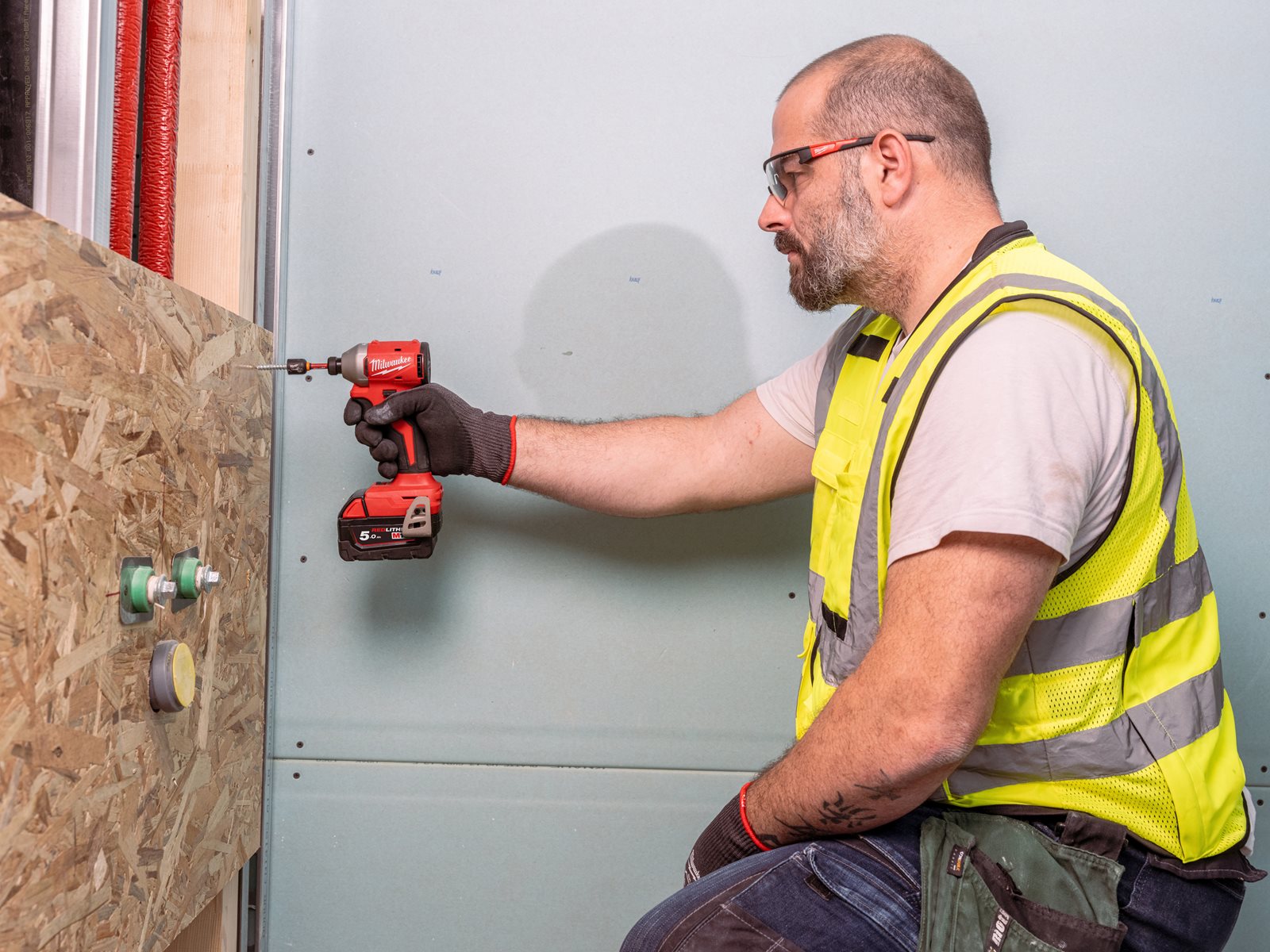 Mașină de înșurubat compactă cu impact, fără perii1/4" Hex M18 Milwaukee M18 BLIDRC-0 - in utilizare 3