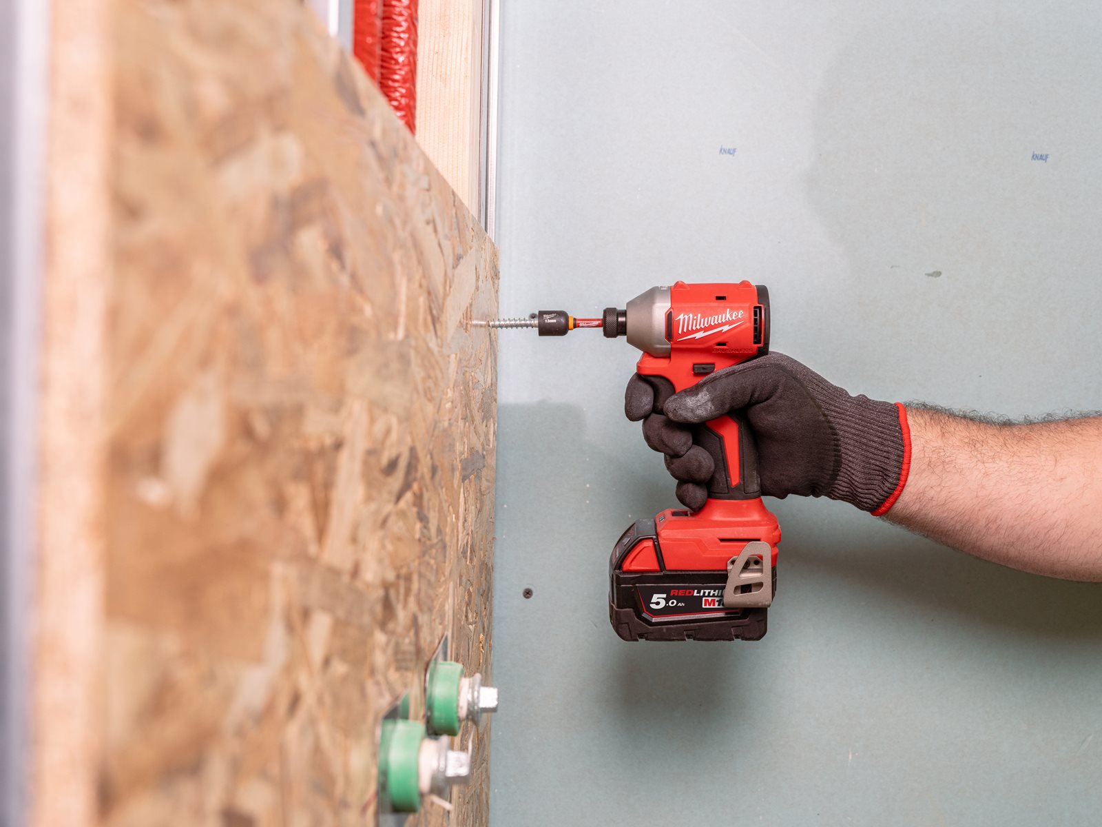 Mașină de înșurubat compactă cu impact, fără perii1/4" Hex M18 Milwaukee M18 BLIDRC-0 - in utilizare 4