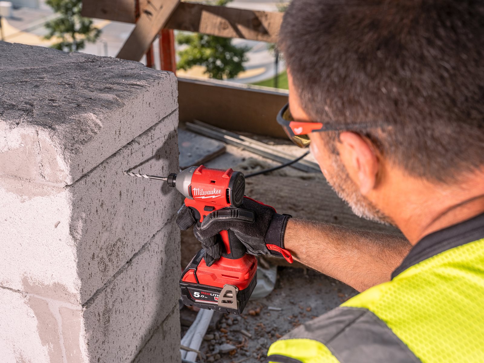 Mașină de înșurubat compactă cu impact, fără perii1/4" Hex M18 Milwaukee M18 BLIDRC-0 - in utilizare 5