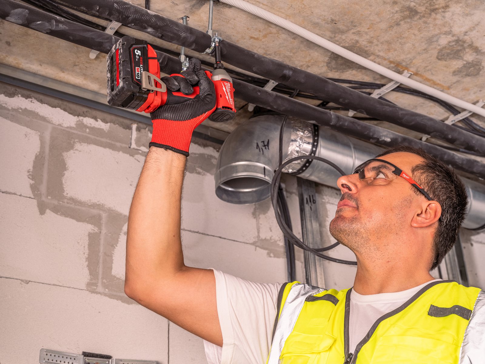 Mașină de înșurubat compactă cu impact, fără perii1/4" Hex M18 Milwaukee M18 BLIDRC-0 - in utilizare 6