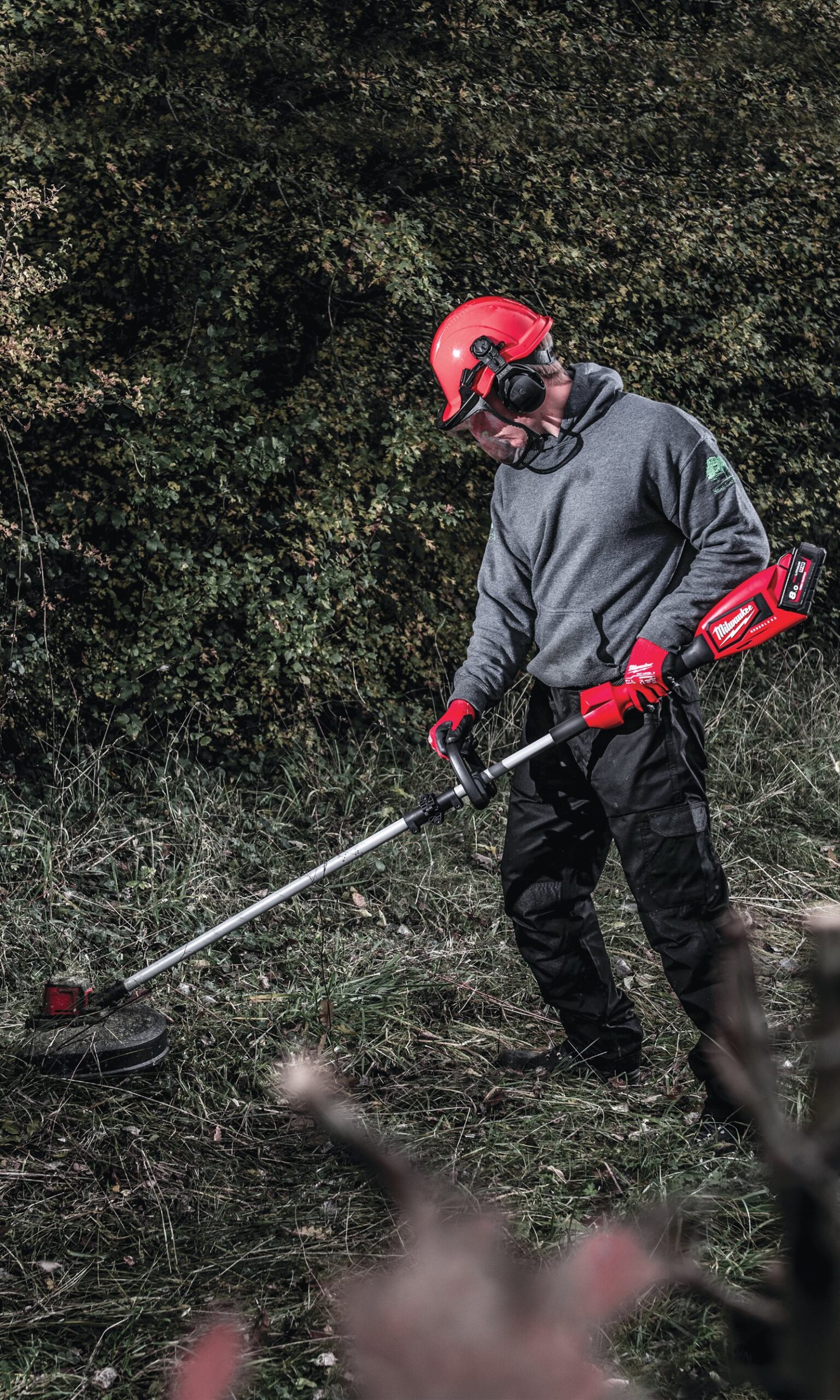 Motounealtă fără perii de tuns iarba M18 Milwaukee M18 BLLT-0 - in utilizare 1