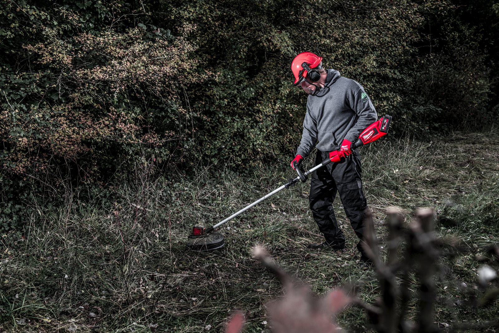 Motounealtă fără perii de tuns iarba M18 Milwaukee M18 BLLT-0 - in utilizare 2