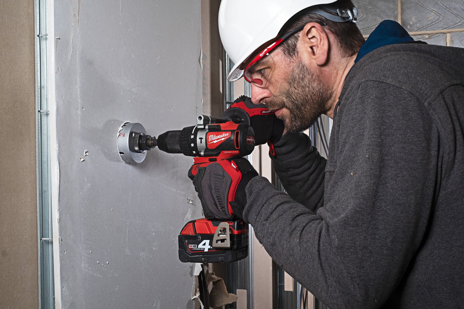 Mașină de găurit cu percuție, cu motor fără perii M18 Milwaukee M18 BLPD2-0X - in utilizare 1