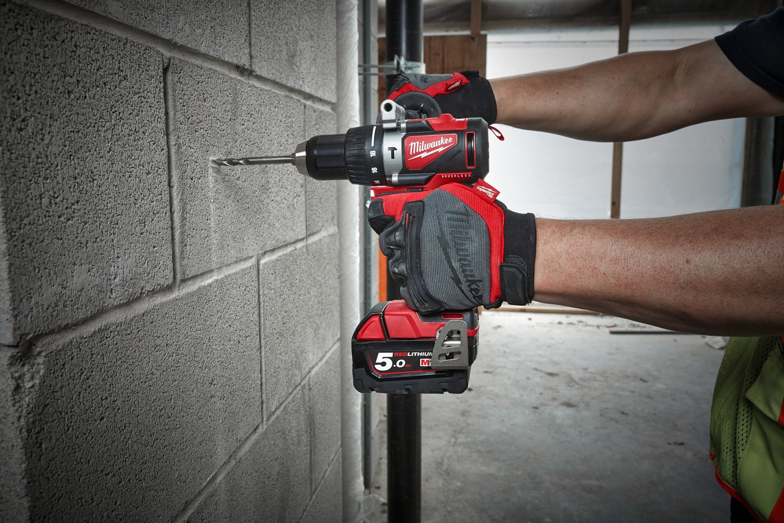 Mașină de găurit cu percuție, cu motor fără perii M18 Milwaukee M18 BLPD2-0X - in utilizare 3