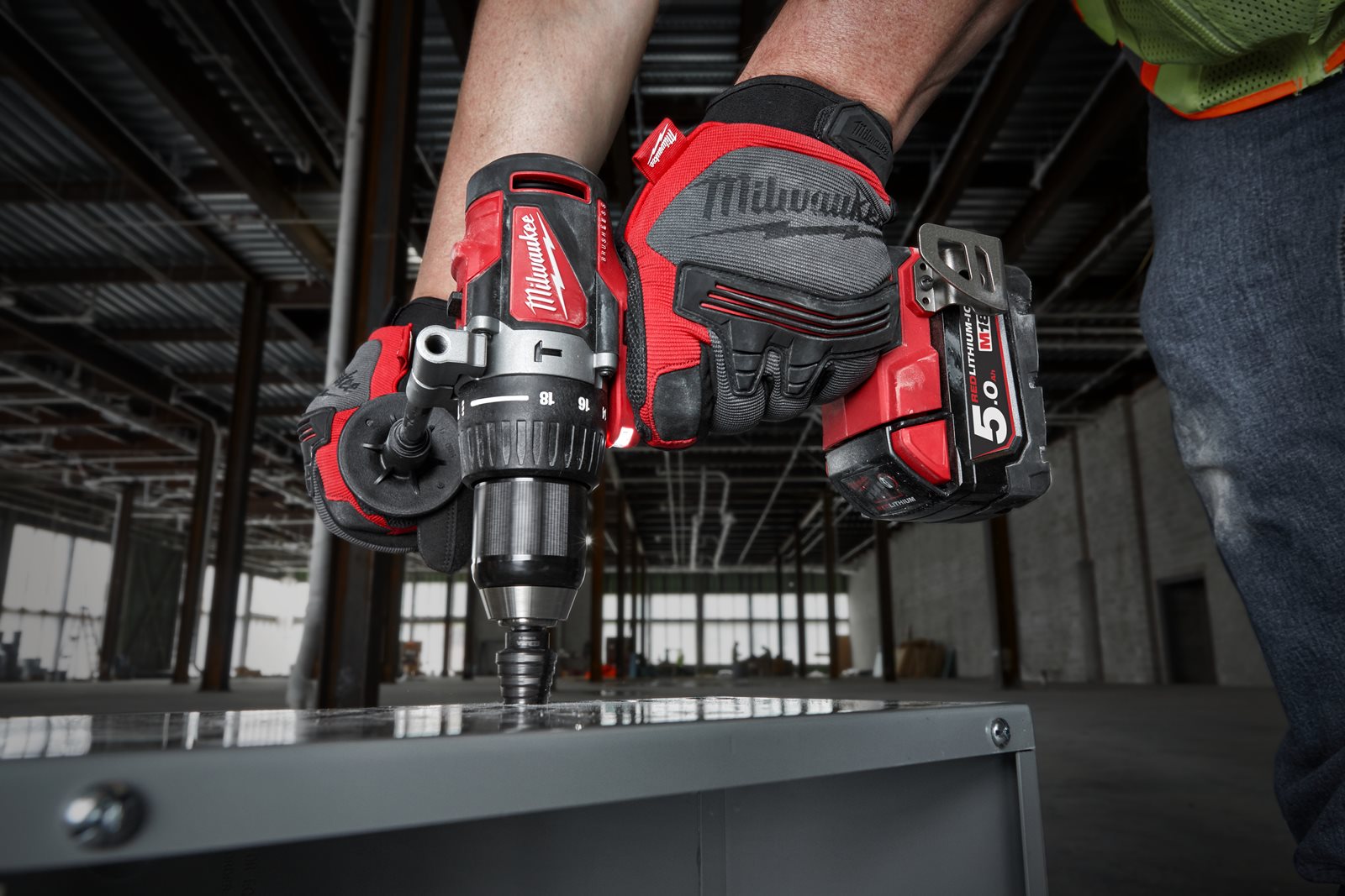 Mașină de găurit cu percuție, cu motor fără perii M18 Milwaukee M18 BLPD2-0X - in utilizare 4