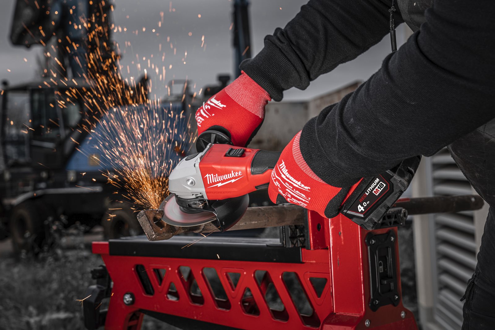 Polizor unghiular M18 125 mm cu comutator glisant Milwaukee M18 BLSAG125X-0 - in utilizare 1