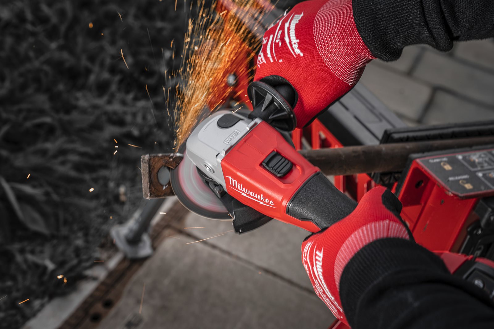 Polizor unghiular M18 125 mm cu comutator glisant Milwaukee M18 BLSAG125X-0 - in utilizare 2