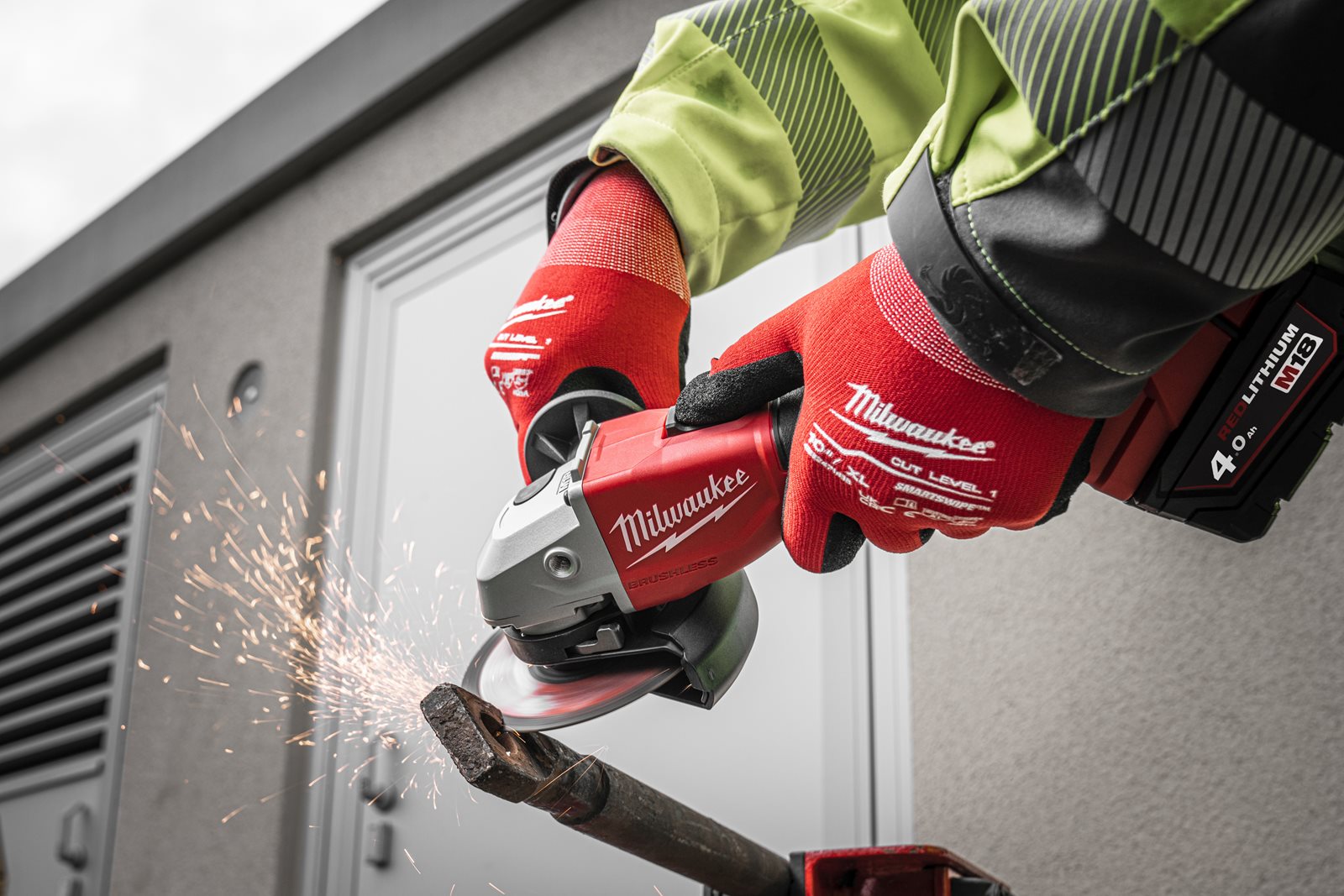 Polizor unghiular M18 125 mm cu comutator glisant Milwaukee M18 BLSAG125X-0 - in utilizare 3