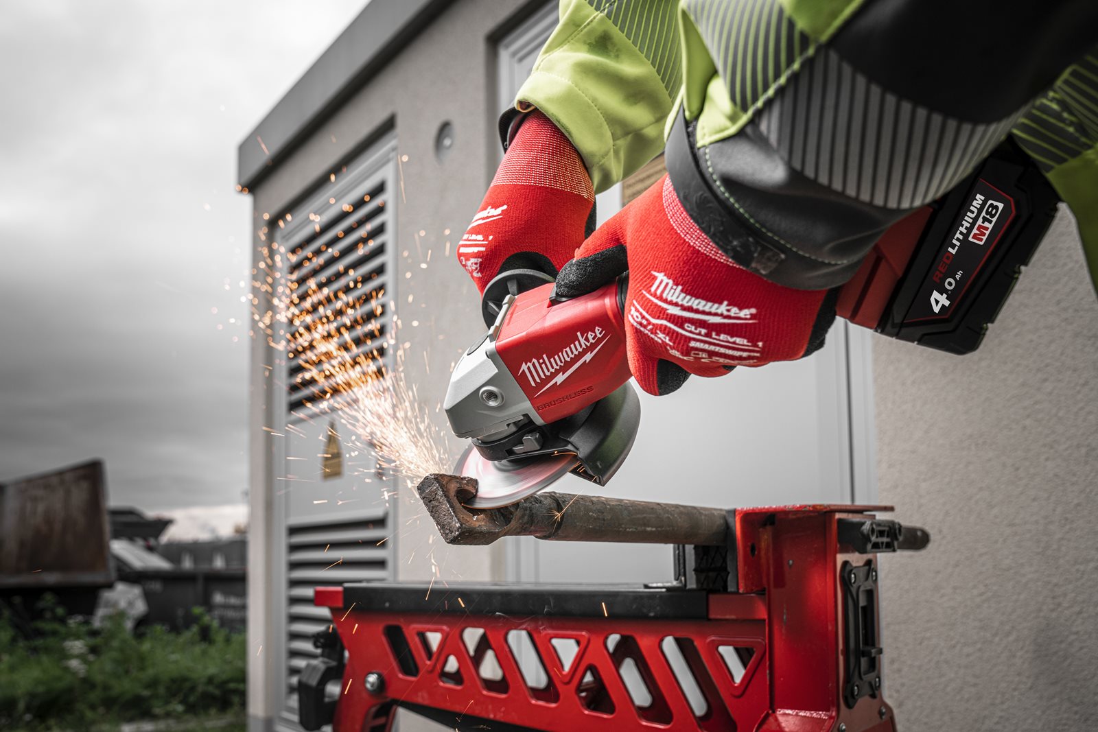 Polizor unghiular M18 125 mm cu comutator glisant Milwaukee M18 BLSAG125X-0 - in utilizare 4