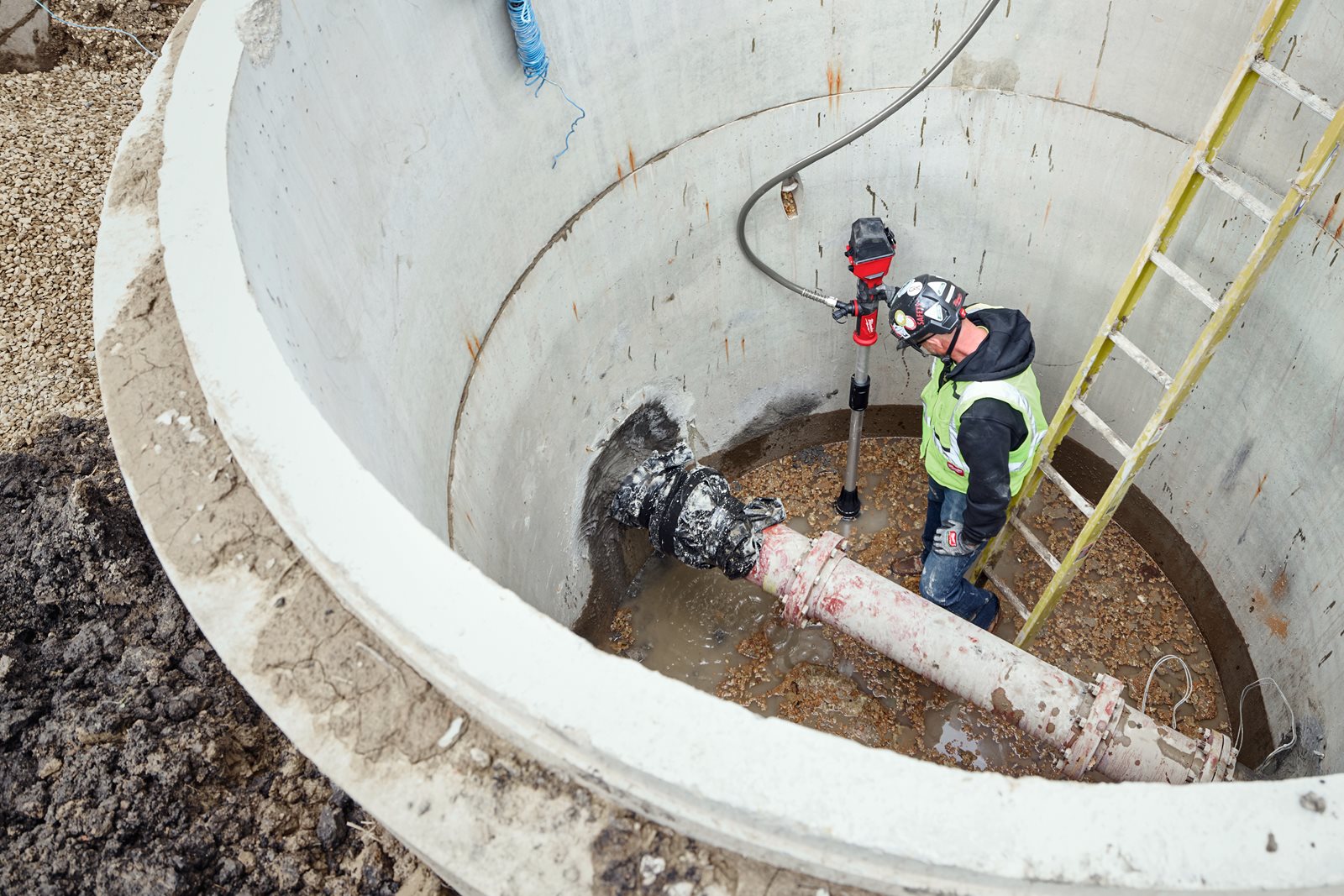 Pompă de apă fără perii M18 HYDROPASS Milwaukee M18 BLSWP-0 - in utilizare 3