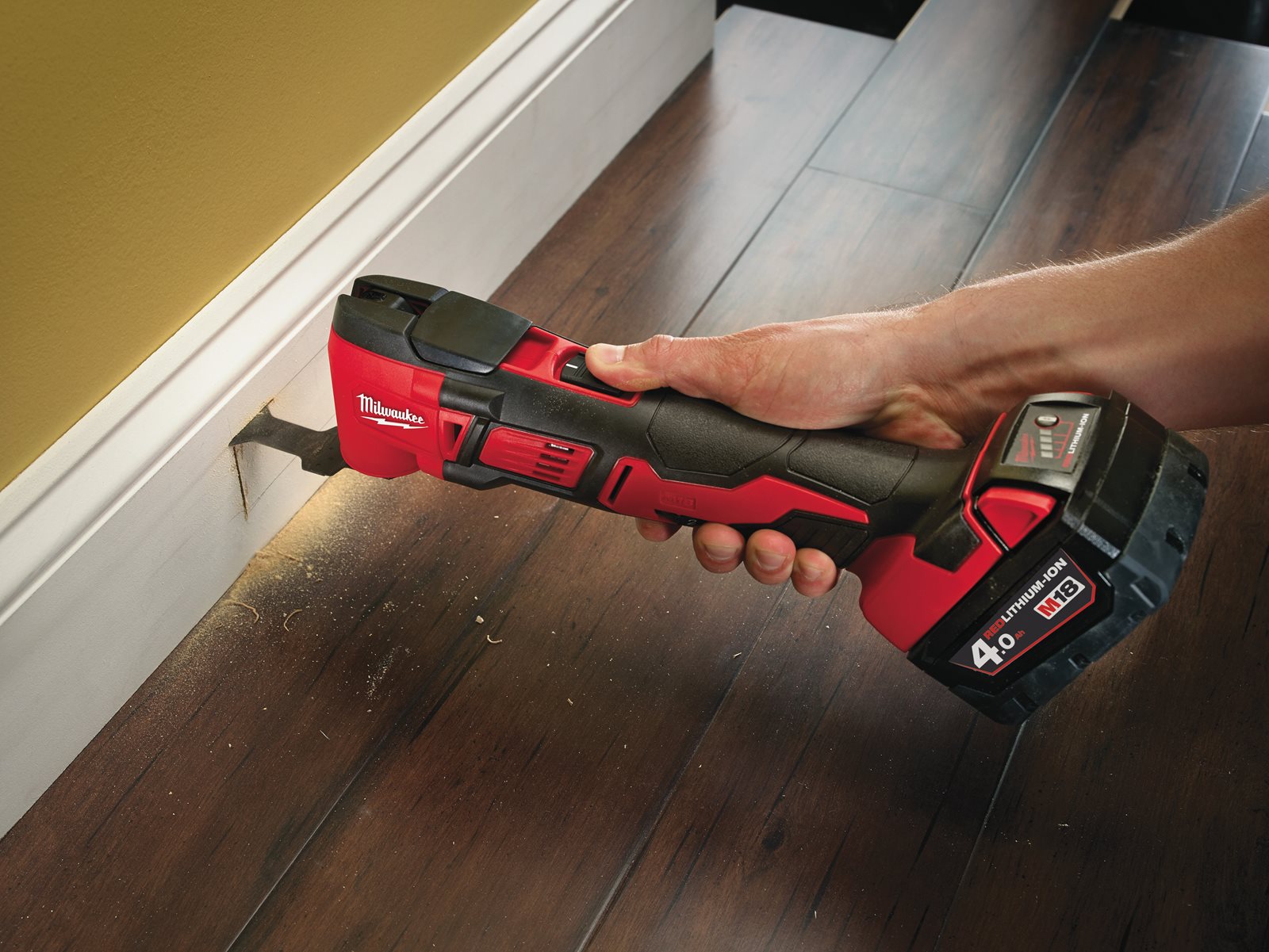 Unealtă multifuncțională compactă M18 Milwaukee M18 BMT-0 - in utilizare 1