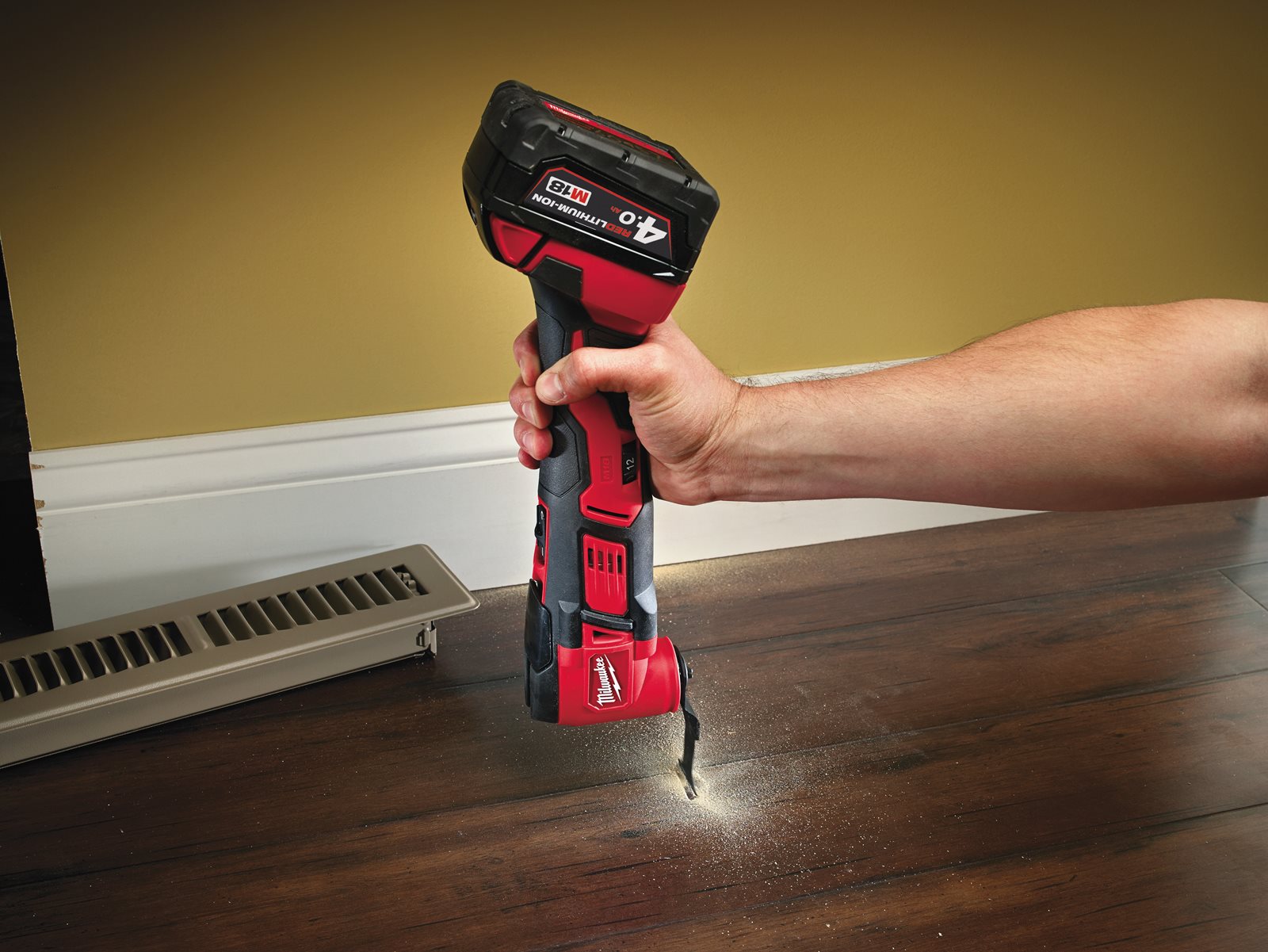 Unealtă multifuncțională compactă M18 Milwaukee M18 BMT-0 - in utilizare 2
