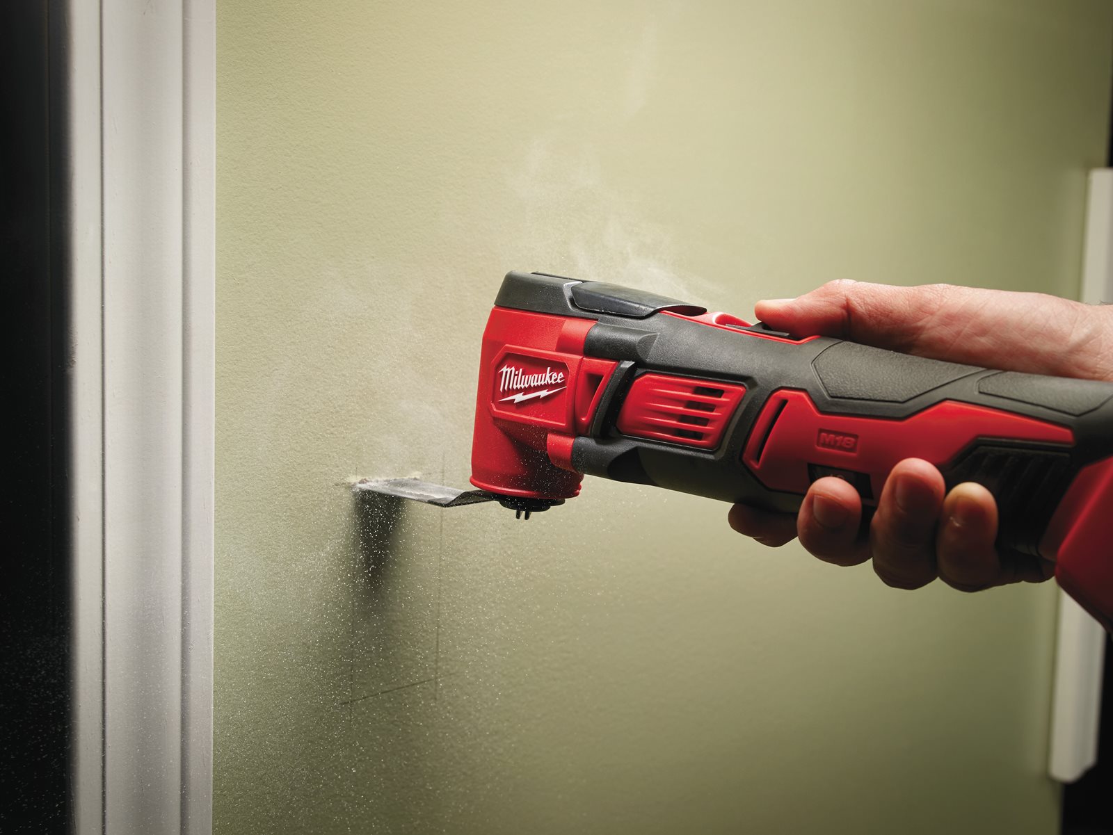 Unealtă multifuncțională compactă M18 Milwaukee M18 BMT-0 - in utilizare 3