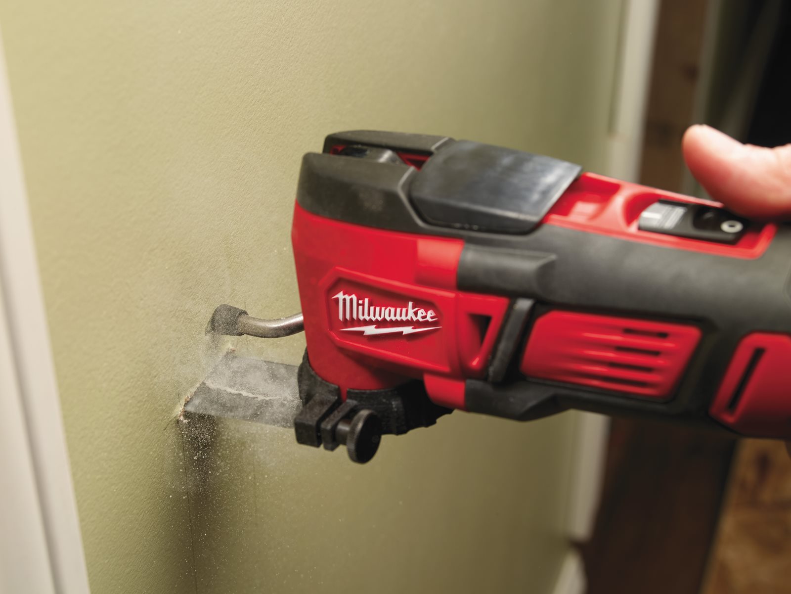 Unealtă multifuncțională compactă M18 Milwaukee M18 BMT-0 - in utilizare 4