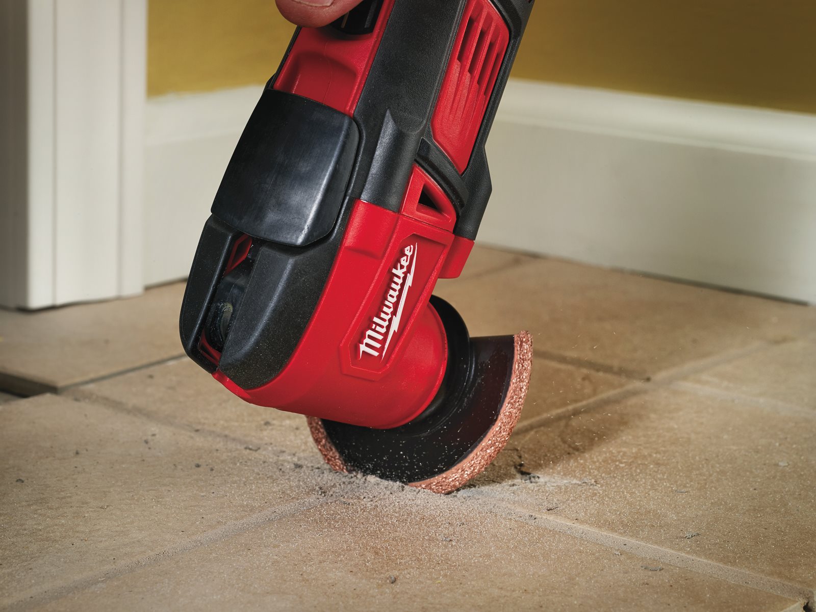 Unealtă multifuncțională compactă M18 Milwaukee M18 BMT-0 - in utilizare 7