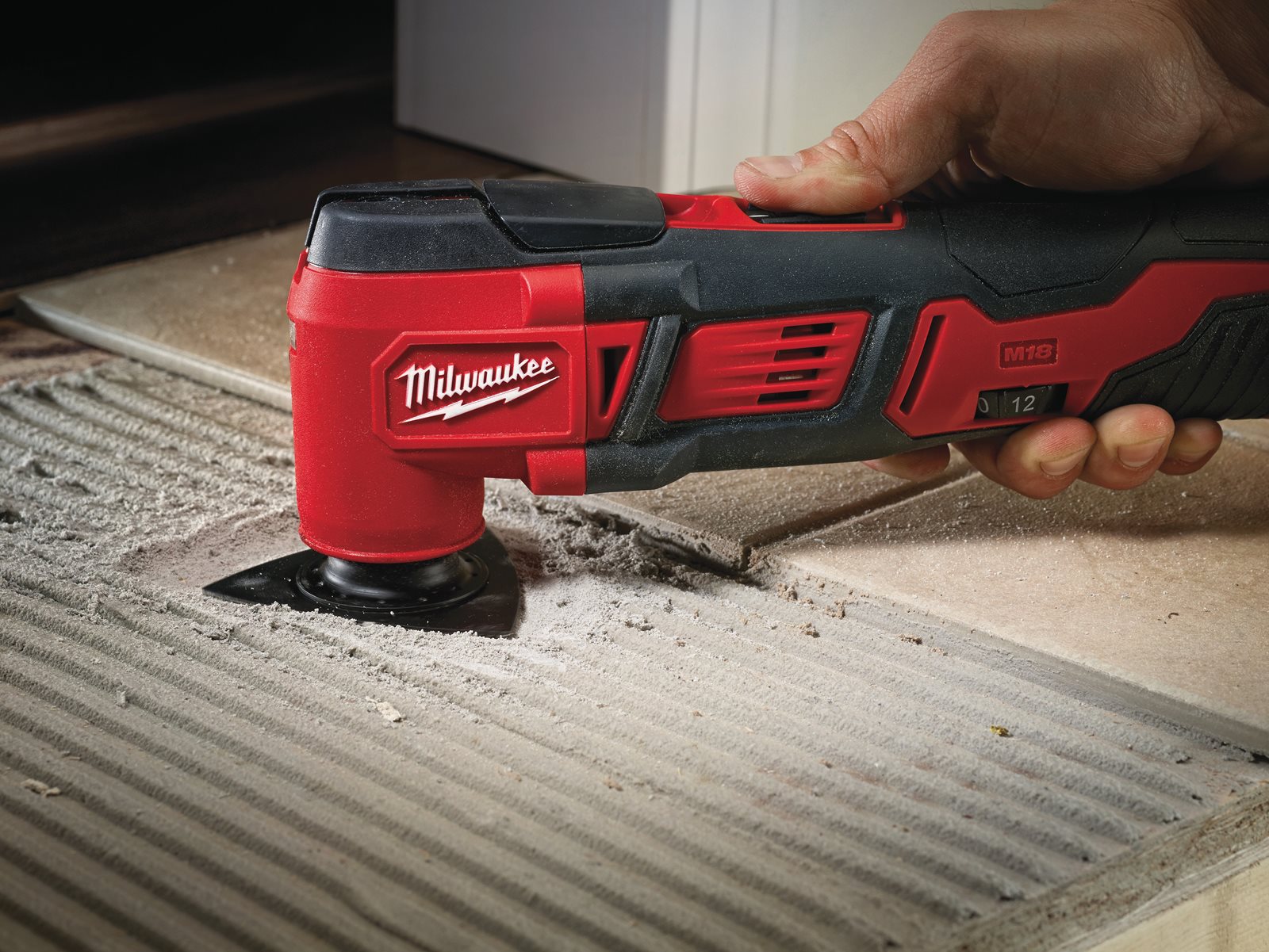 Unealtă multifuncțională compactă M18 Milwaukee M18 BMT-0 - in utilizare 8