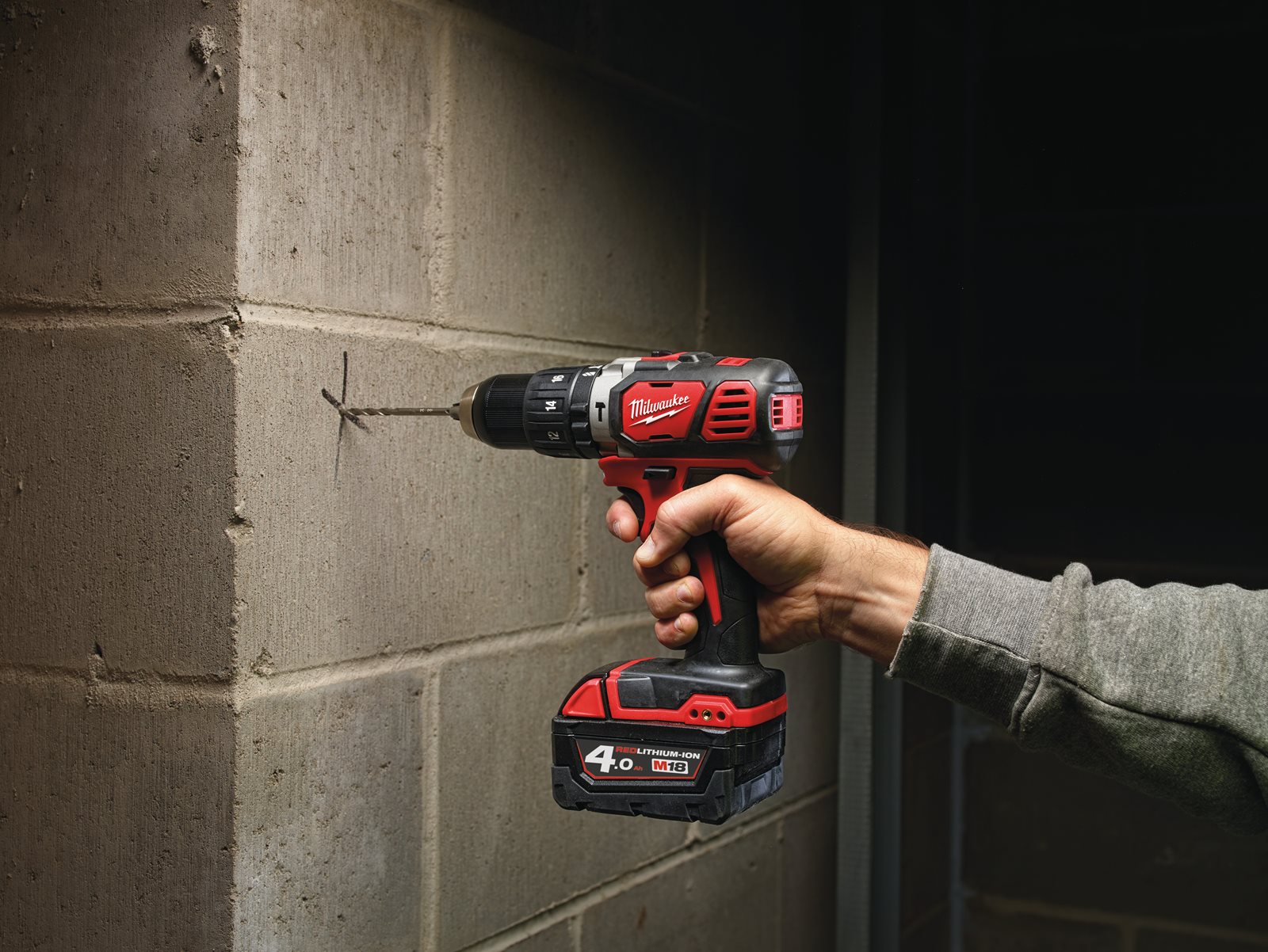 Mașină de găurit cu percuție compactă M18 Milwaukee M18 BPD-0 - in utilizare 1