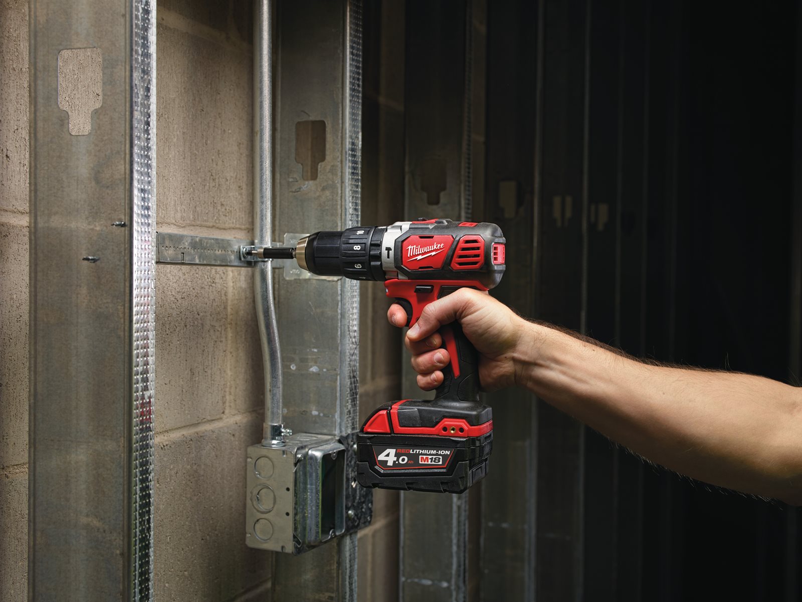 Mașină de găurit cu percuție compactă M18 Milwaukee M18 BPD-0 - in utilizare 2