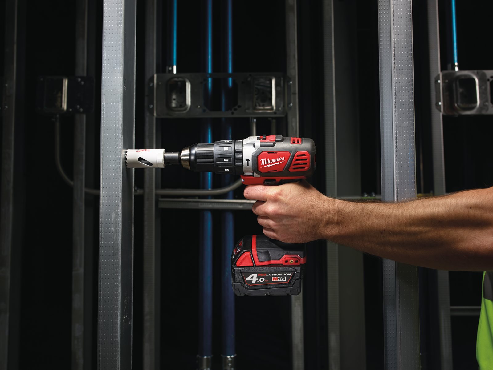Mașină de găurit cu percuție compactă M18 Milwaukee M18 BPD-0 - in utilizare 3