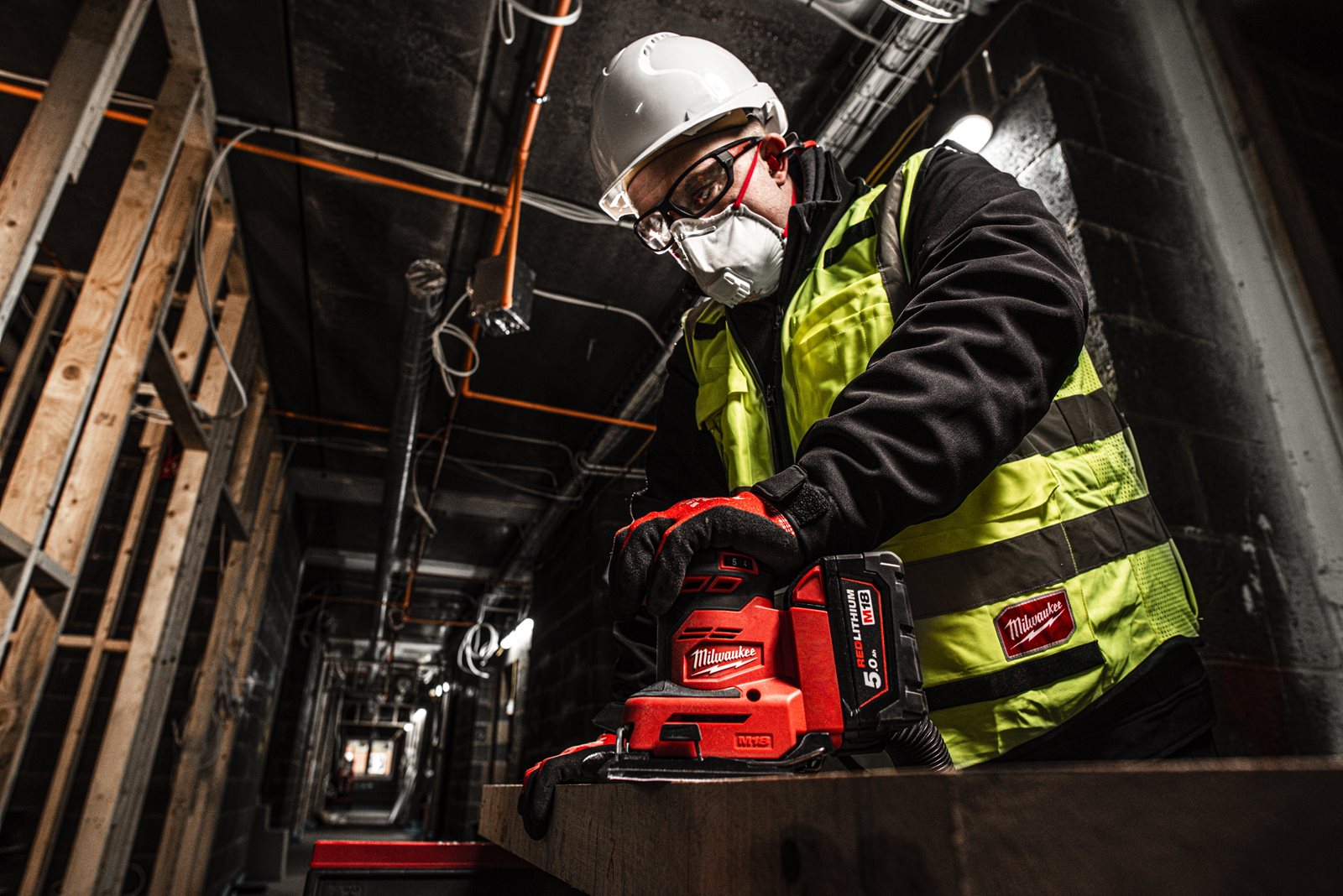 Șlefuitor rectiliniu M18 Milwaukee M18 BQSS-0 - in utilizare 1