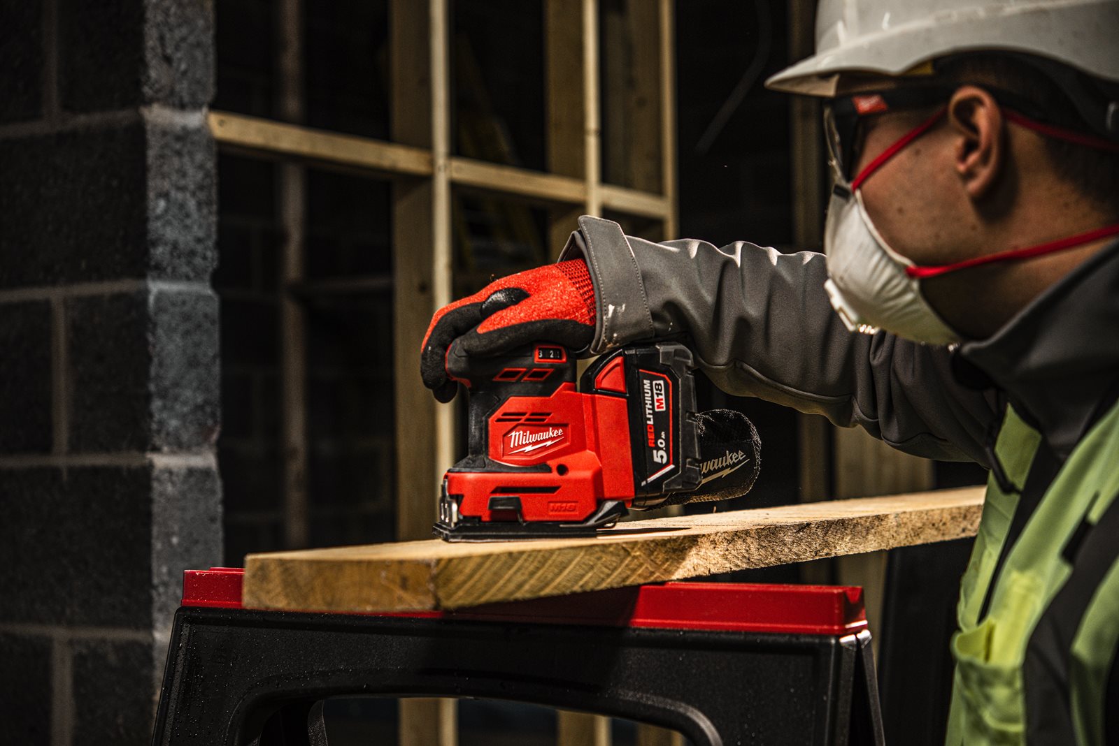 Șlefuitor rectiliniu M18 Milwaukee M18 BQSS-0 - in utilizare 2