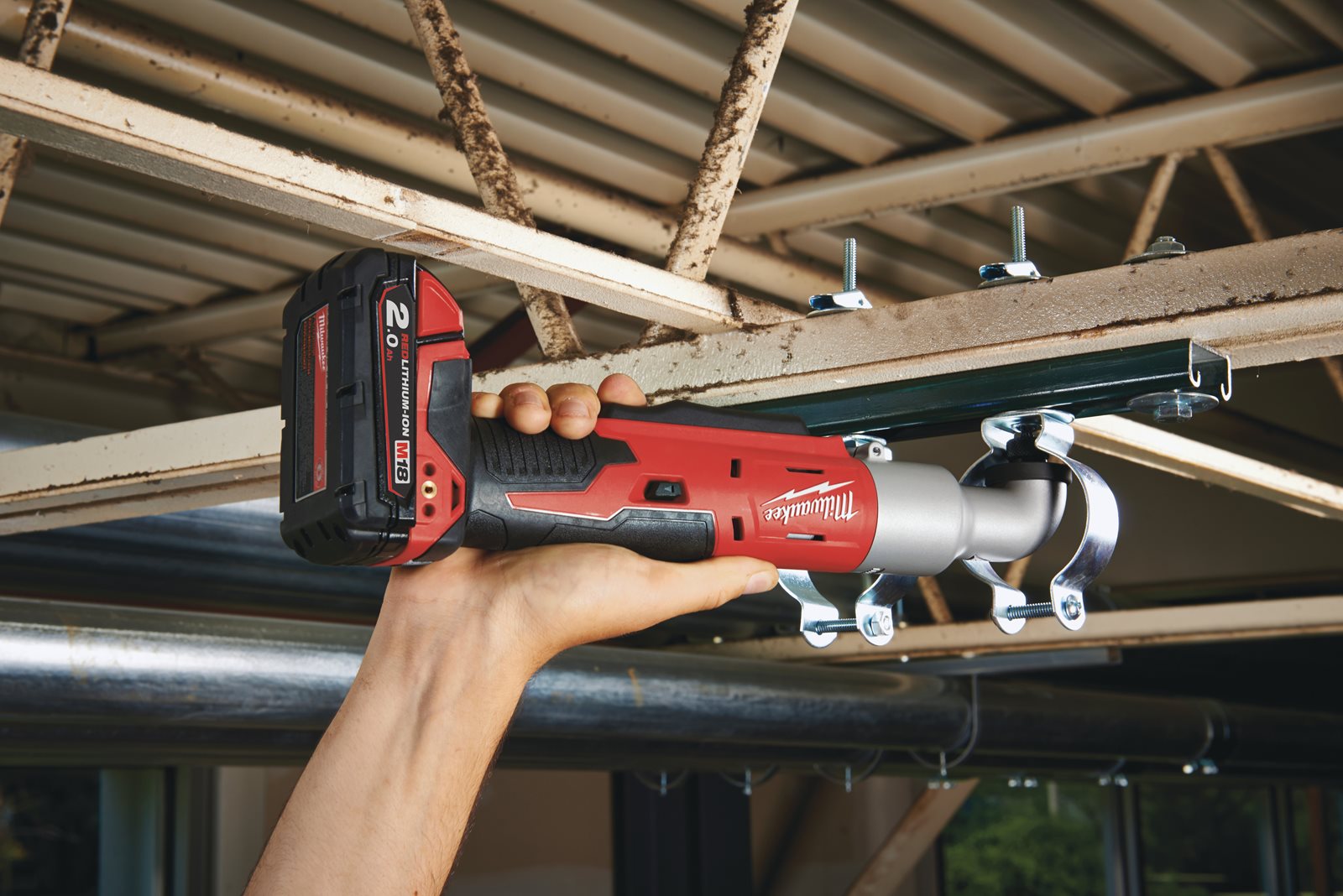 Mașină de înșurubat unghiulară cu impact, compactă M18 Milwaukee M18 BRAID-0 - in utilizare 2
