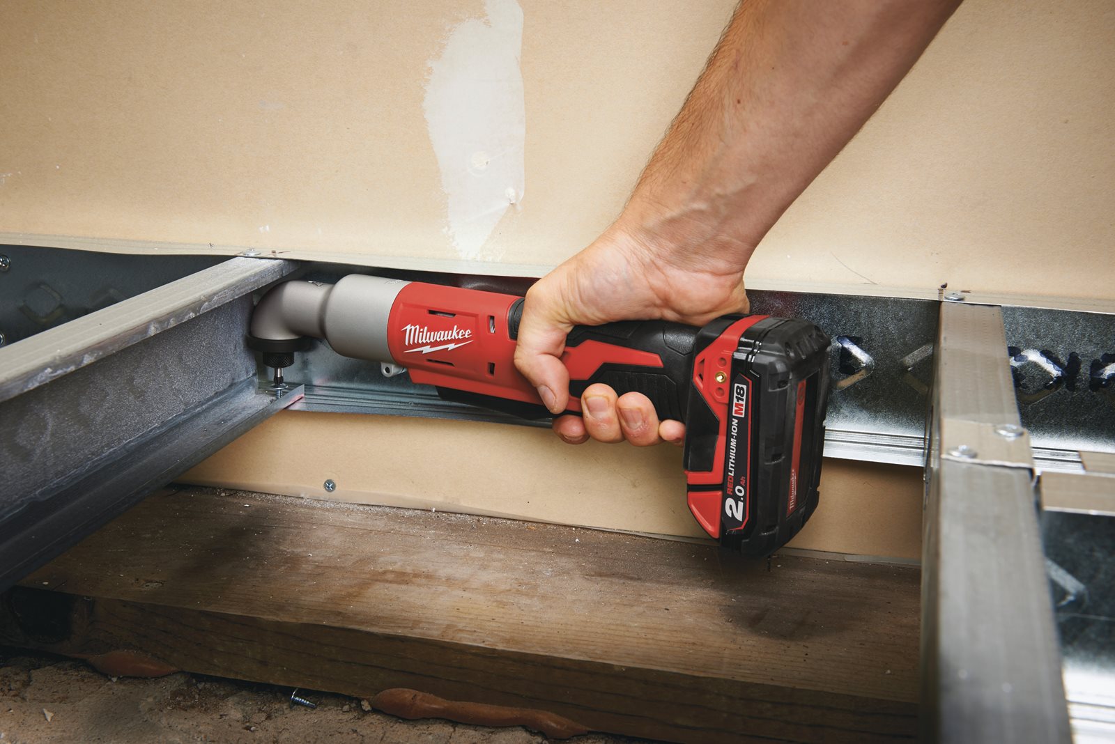 Mașină de înșurubat unghiulară cu impact, compactă M18 Milwaukee M18 BRAID-0 - in utilizare 3