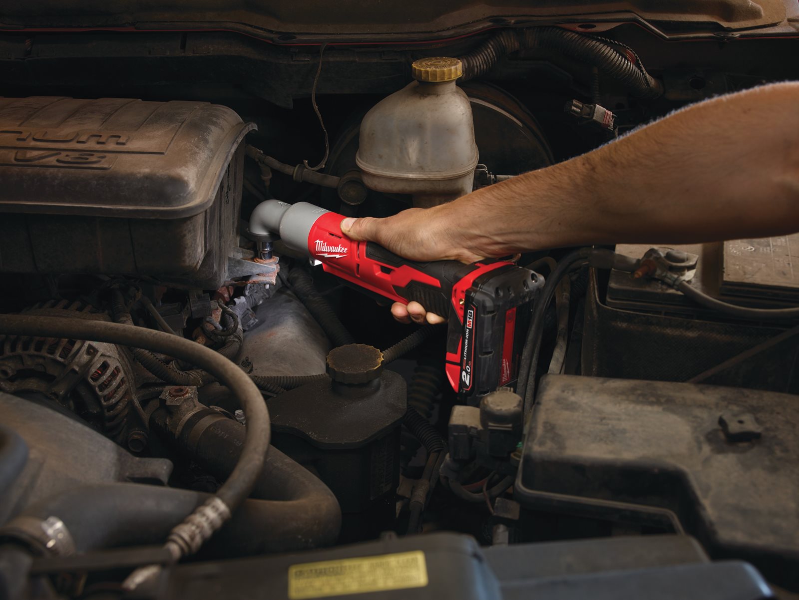 Cheie de impact la unghi 3/8" M18 compactă Milwaukee M18 BRAIW-0 - in utilizare 1