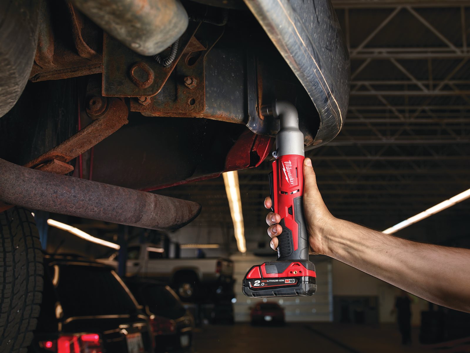 Cheie de impact la unghi 3/8" M18 compactă Milwaukee M18 BRAIW-0 - in utilizare 2