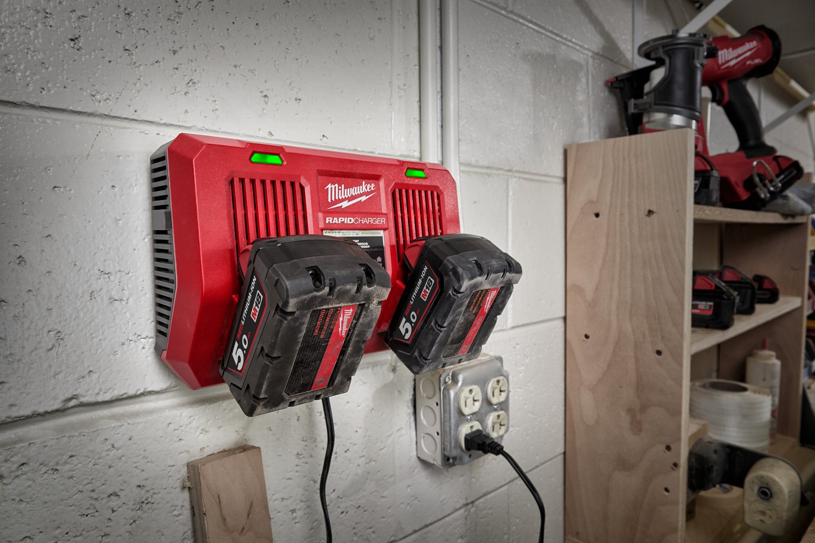 Încărcător dublu M18 Milwaukee M18 DFC - in utilizare 1