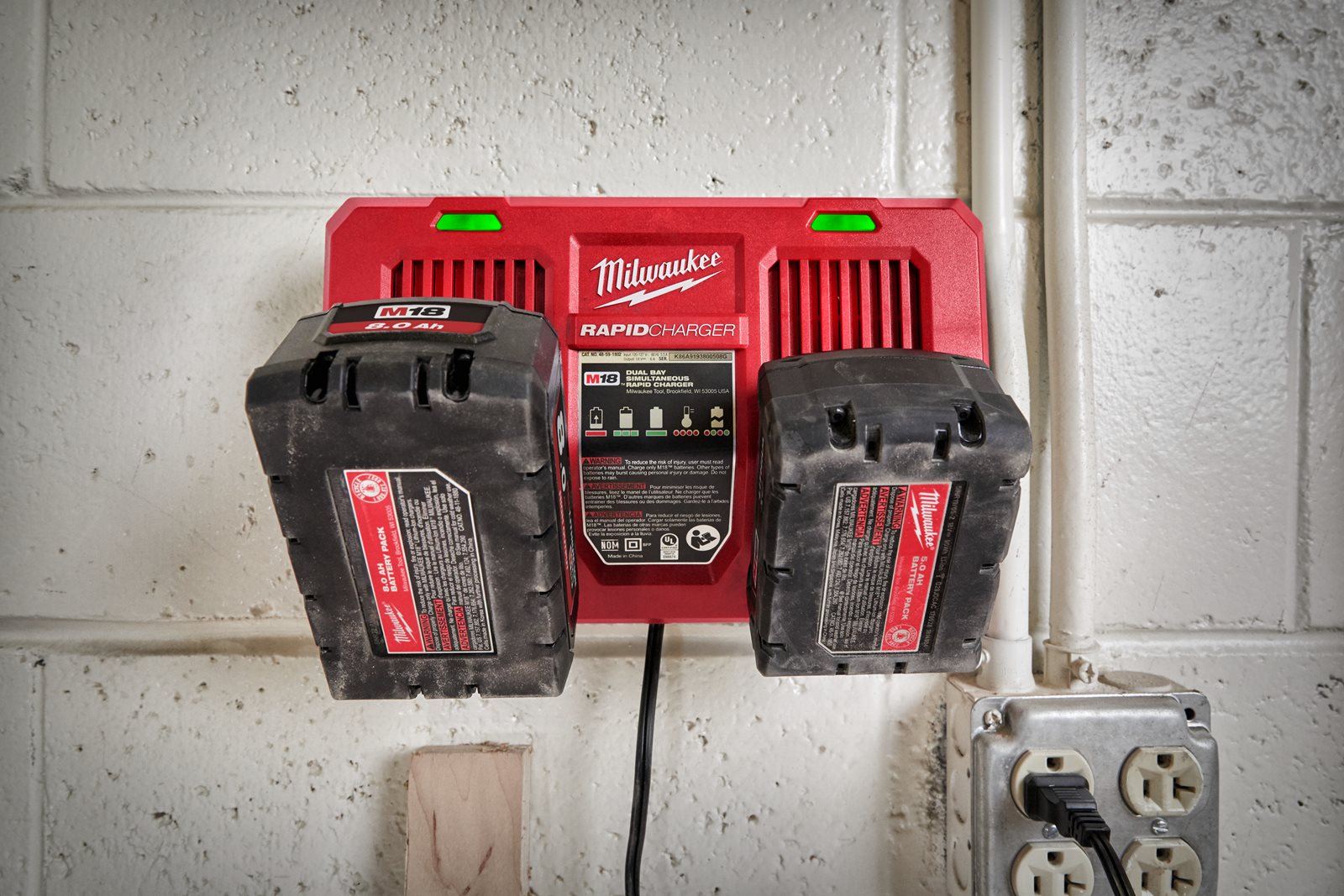 Încărcător dublu M18 Milwaukee M18 DFC - in utilizare 2