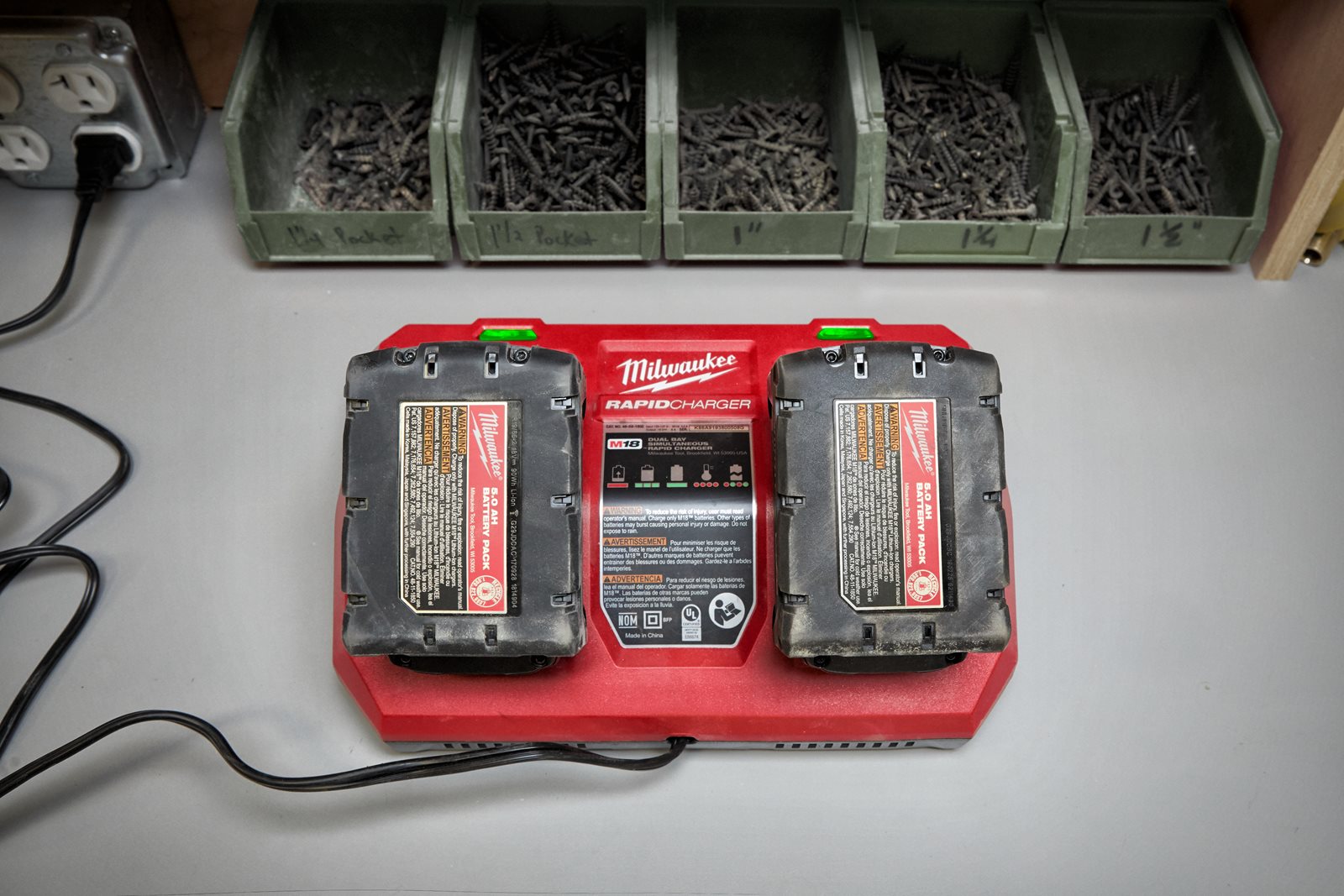 Încărcător dublu M18 Milwaukee M18 DFC - in utilizare 3