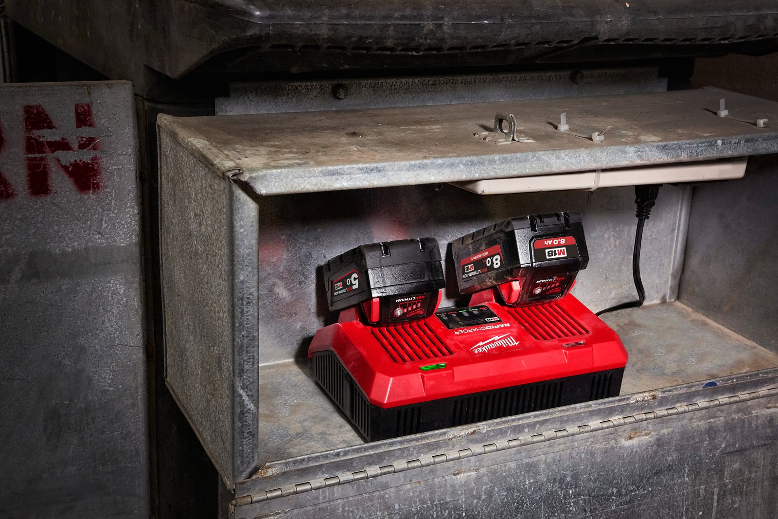 Încărcător dublu M18 Milwaukee M18 DFC - in utilizare 4